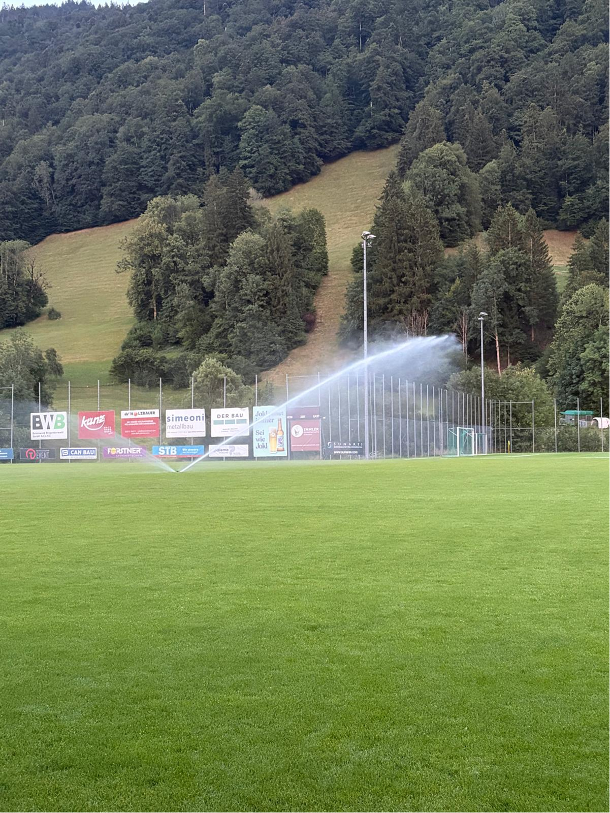 Bewässerung des Hauptlatzes beim FC Andelsbuch