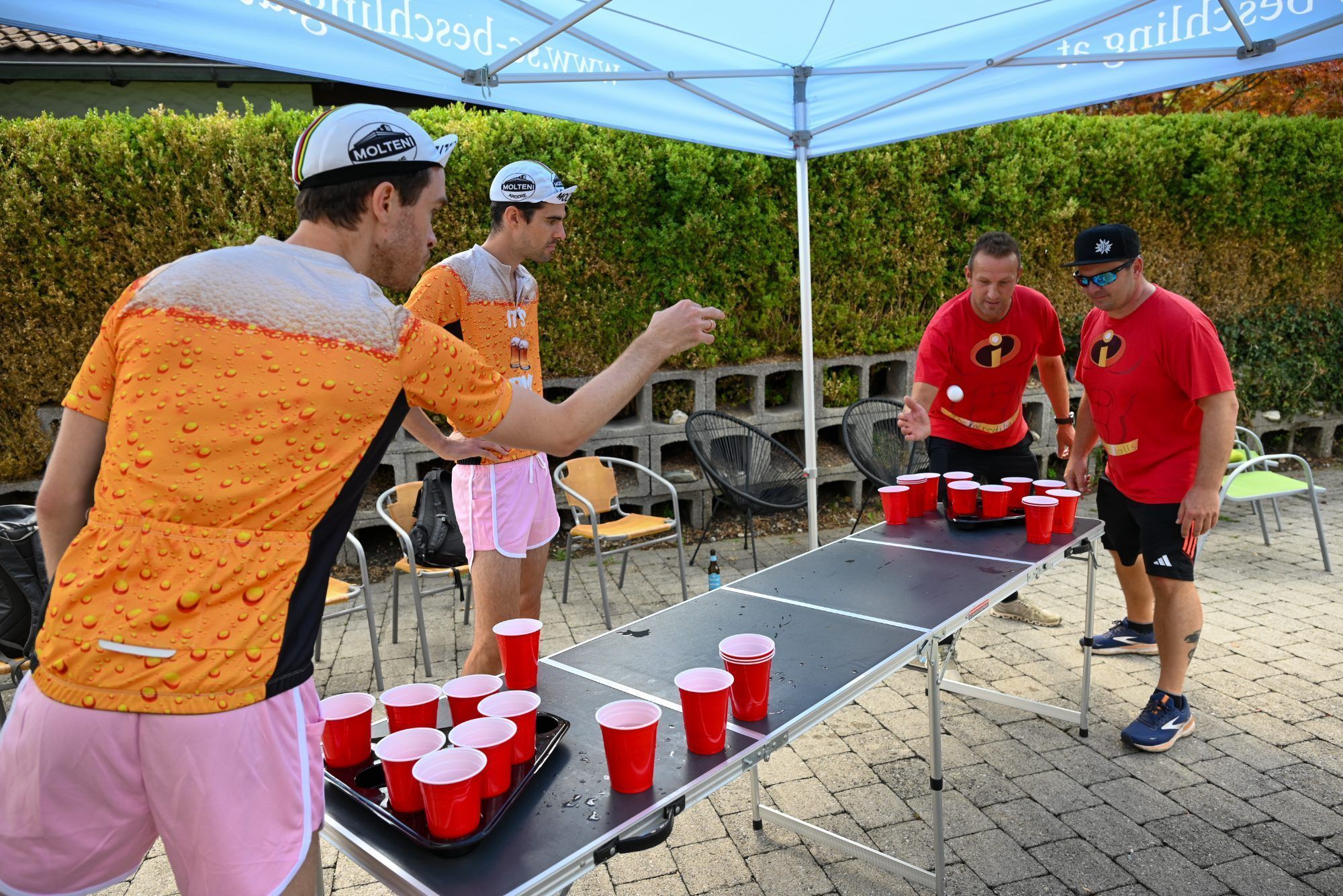 Beim Bierpong ging es um einen konzentrierten Schuss. 