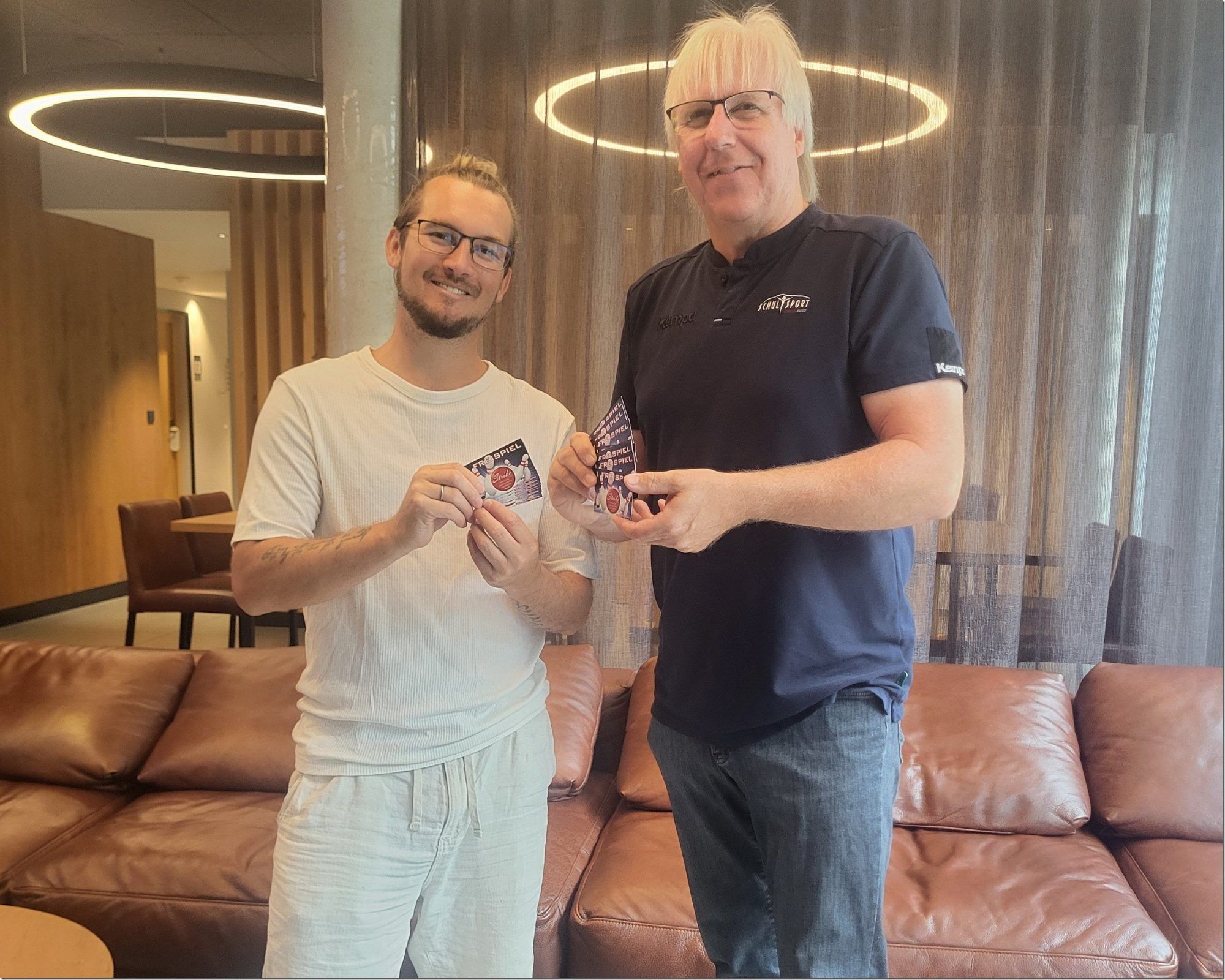 Christoph Neyer erhielt von Adrian Hammerer vom Strike Bowling Center Gutscheine für den Schulsport. 