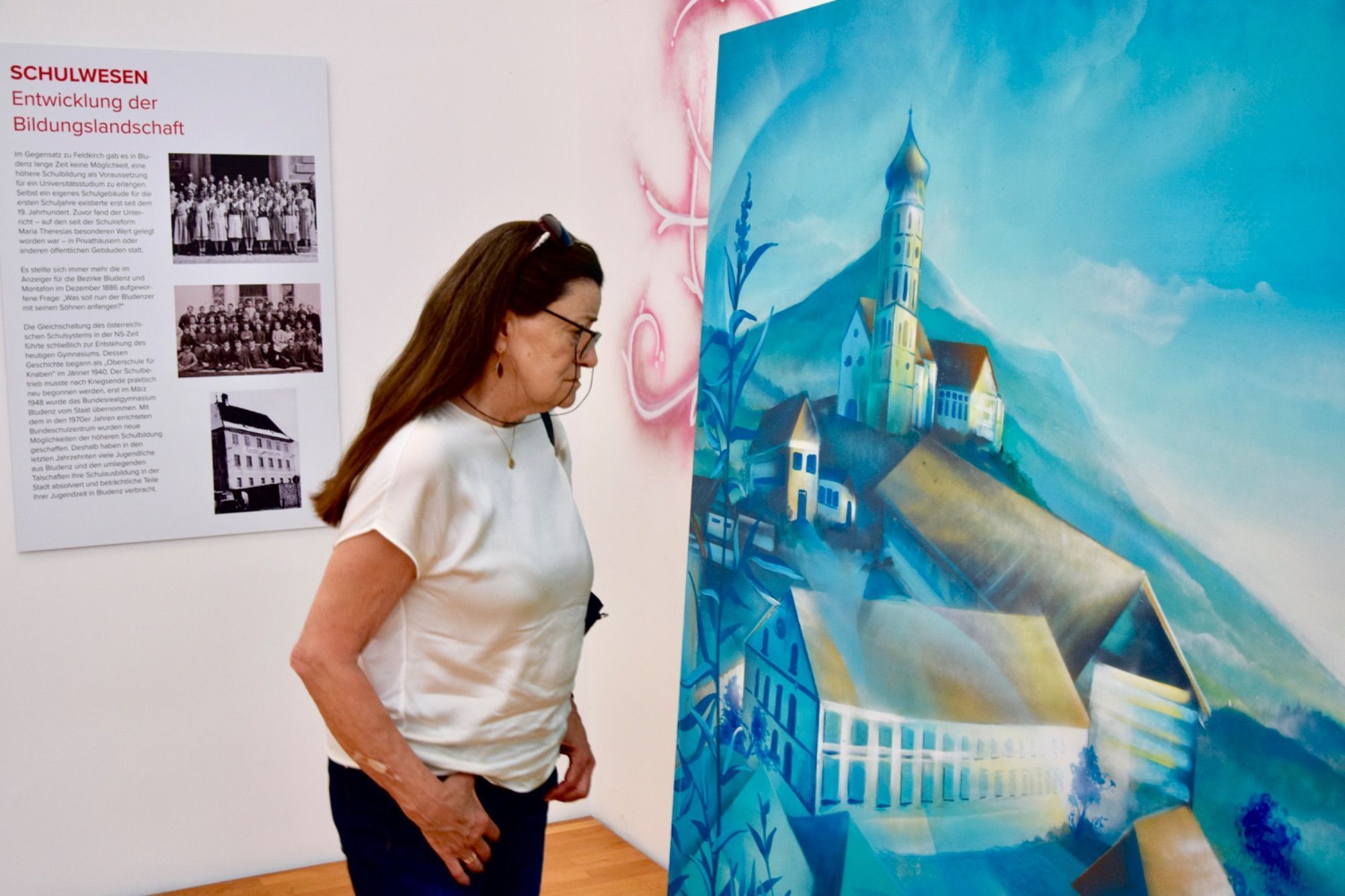 Gertrud Würbel besichtigte die Ausstellung mit großem Interesse.