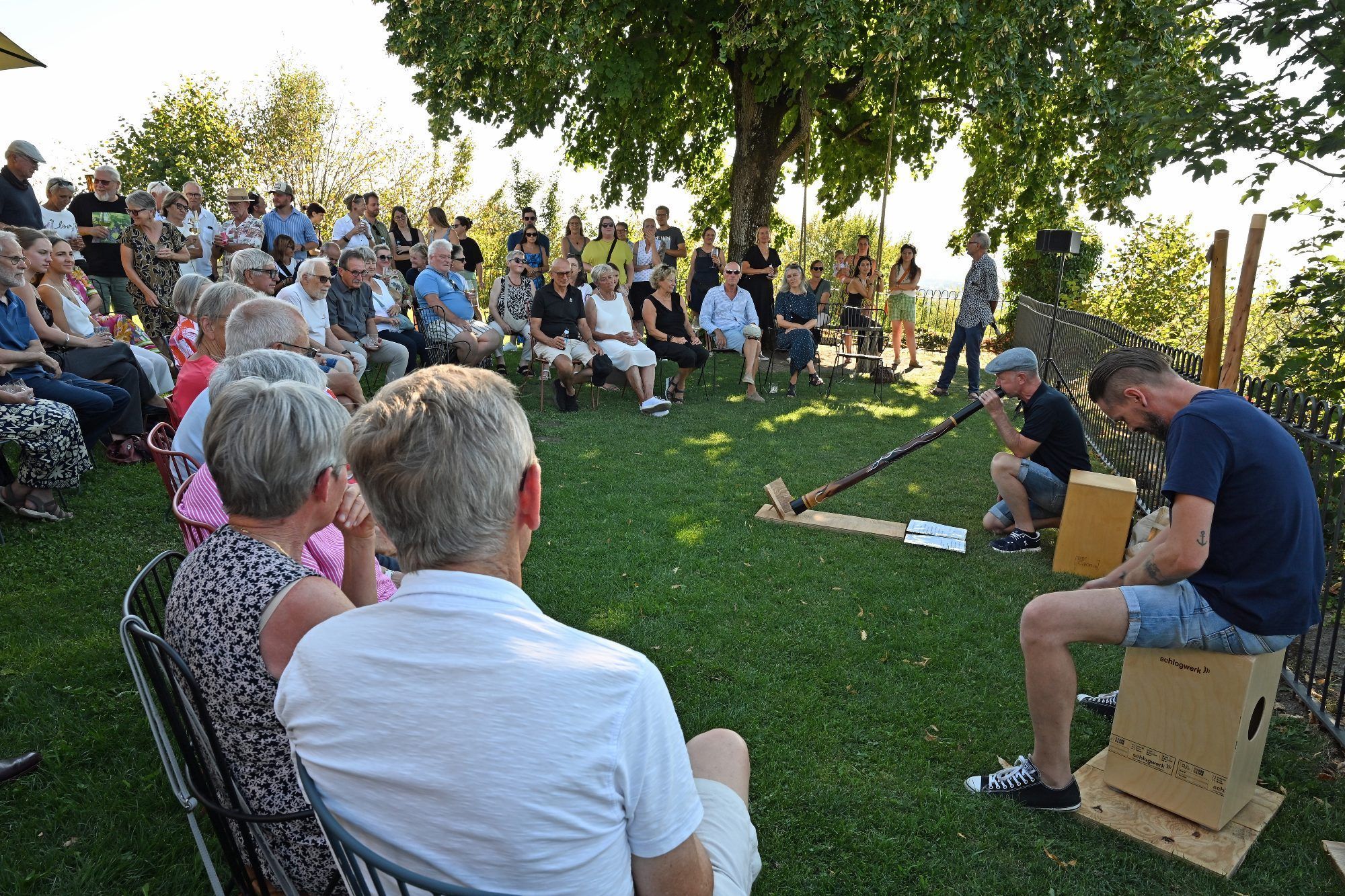 Viele Menschen hatten trotz hochsommerlicher Temperaturen den Weg zum Schloss gefunden.