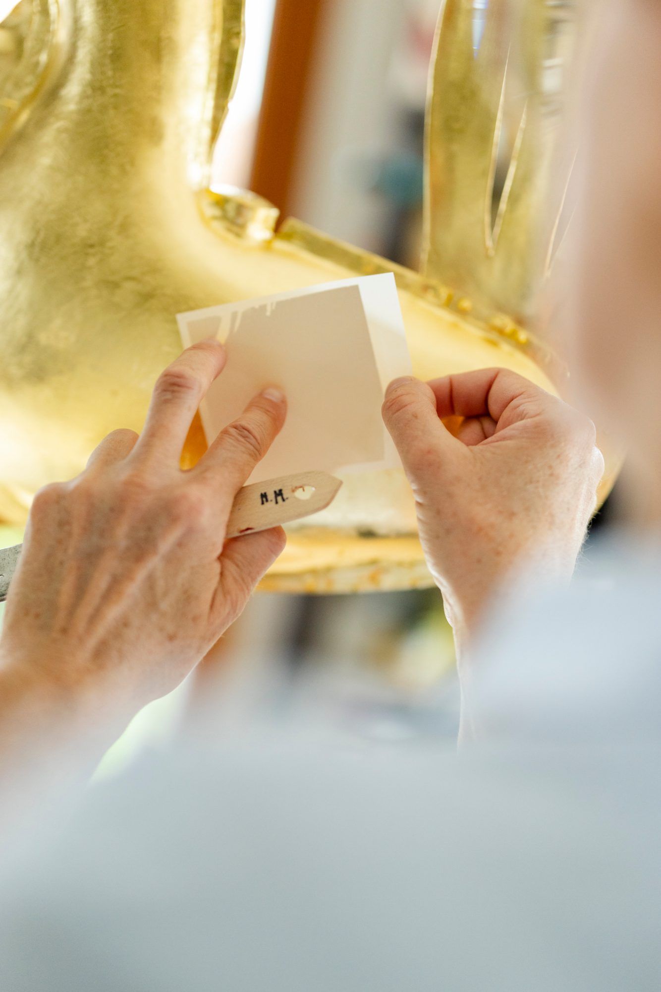 Das hauchdünne Blattgold wird aktuell gerade zum zweiten Mal angebracht. 