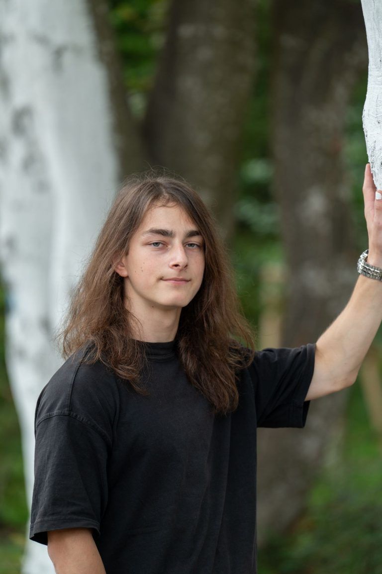 "Ständig daran zu denken, würde man nicht überleben" – Wie dieser 17-Jährige trotz Krieg und Flucht durchstartet