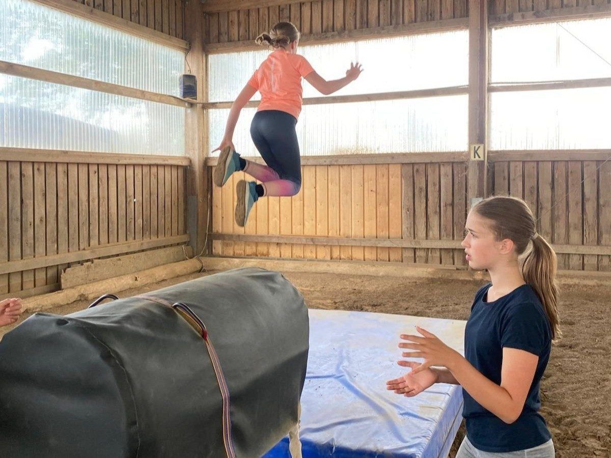 Kleine Akrobatinnen hoch zu Pferd