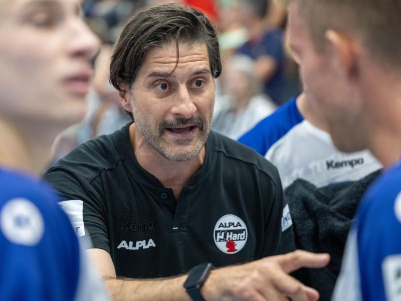 Head Coach Spyros Balomenos. Lerch