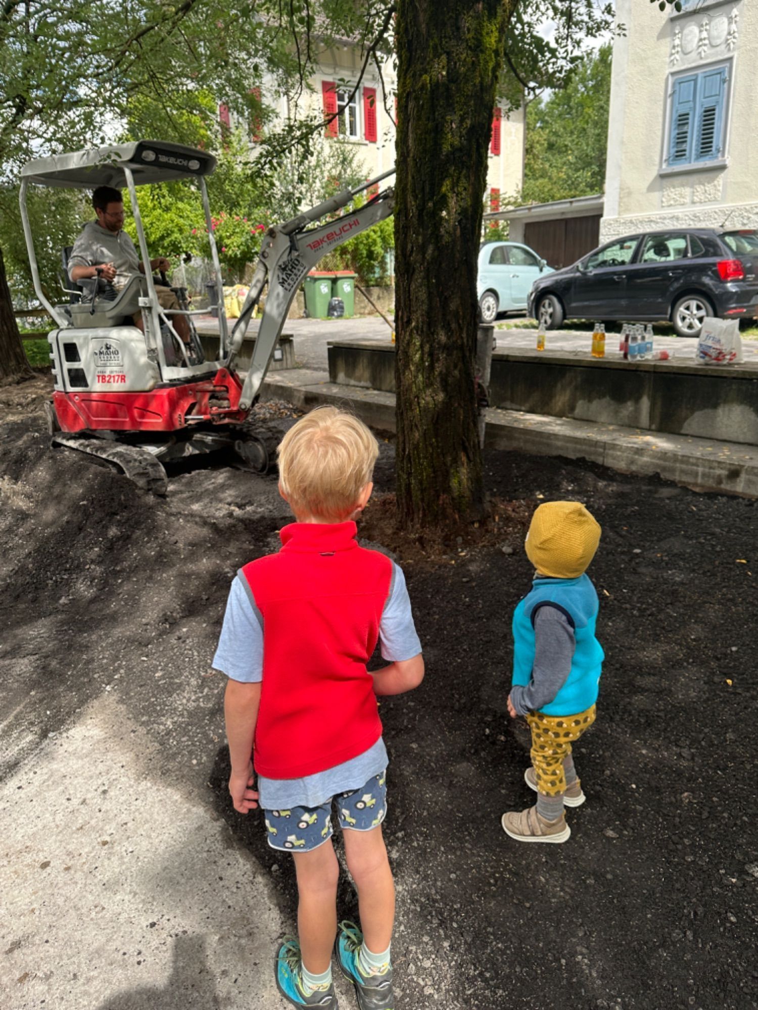 Sepp und Felix beobachteten interessiert die Arbeiten des Erdbauers Mathias Hoch.