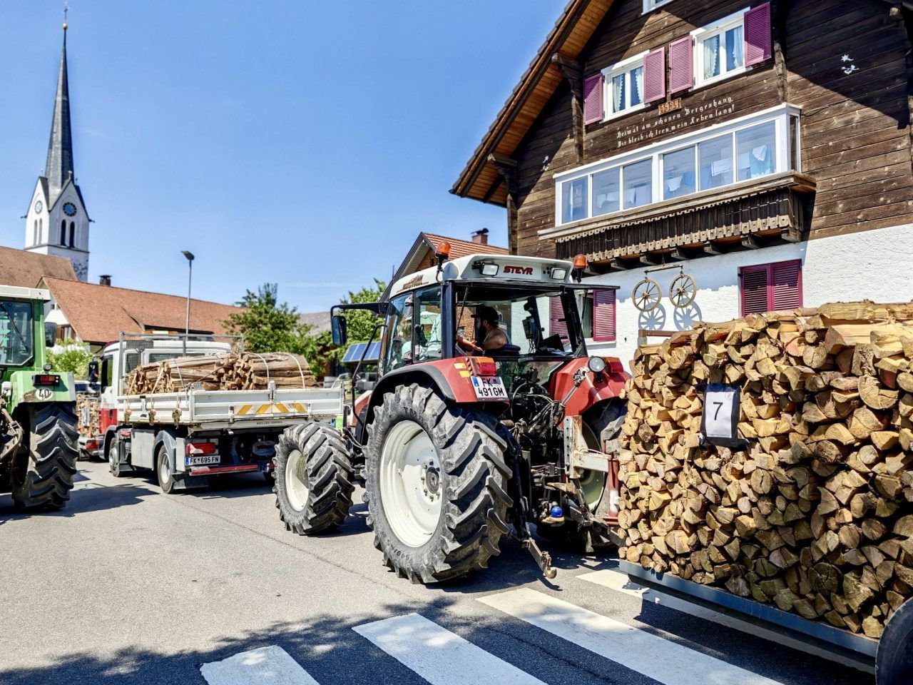 "Urige Kärra" und große Hilfsbereitschaft auf Fraxerns Straßen