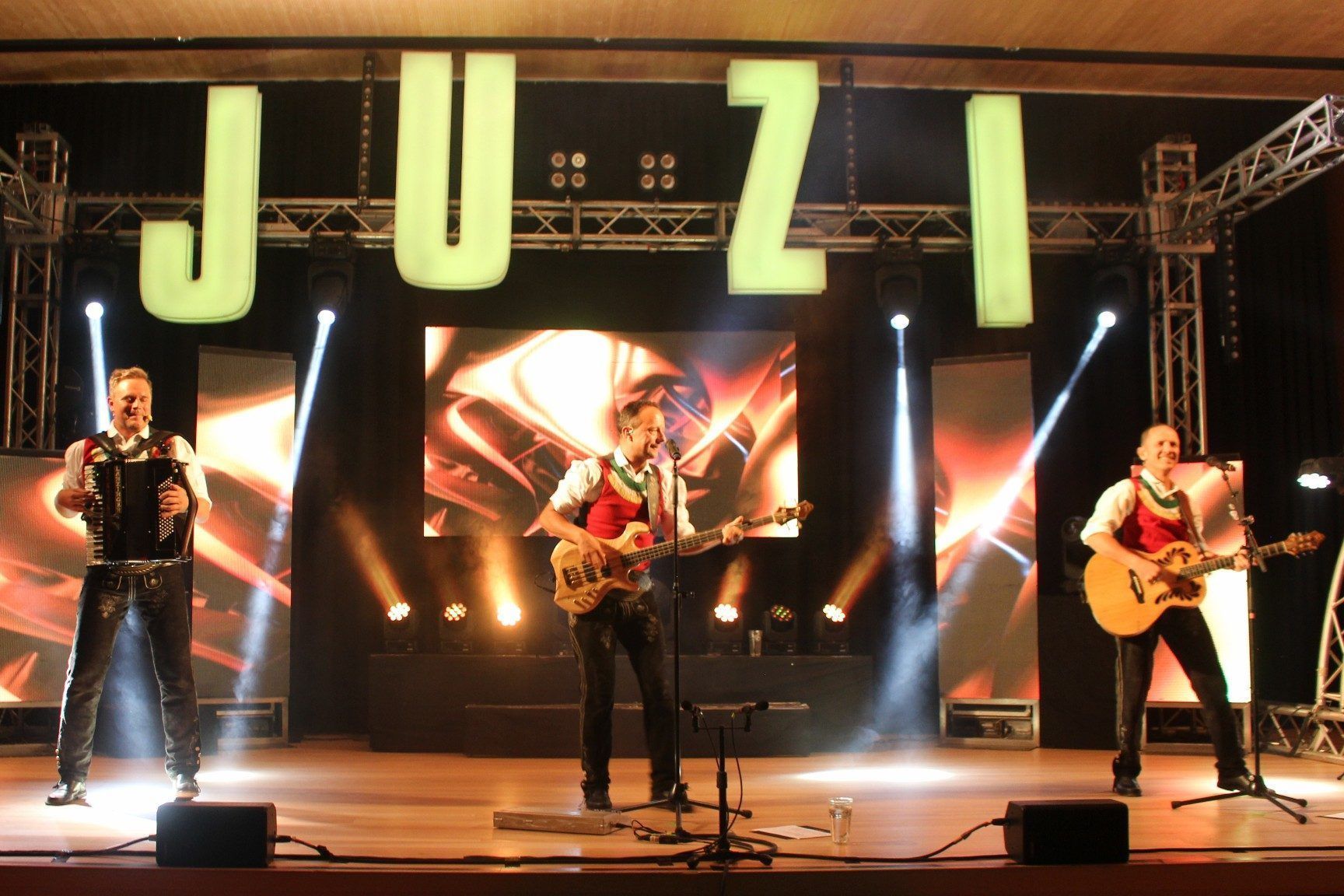 Vorhang auf – die JUZI-Show kann beginnen.