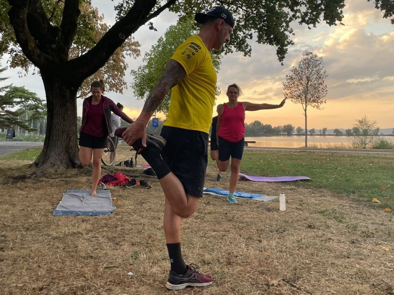 Trainer Bernd Schäfer zeigt die Übung vor.