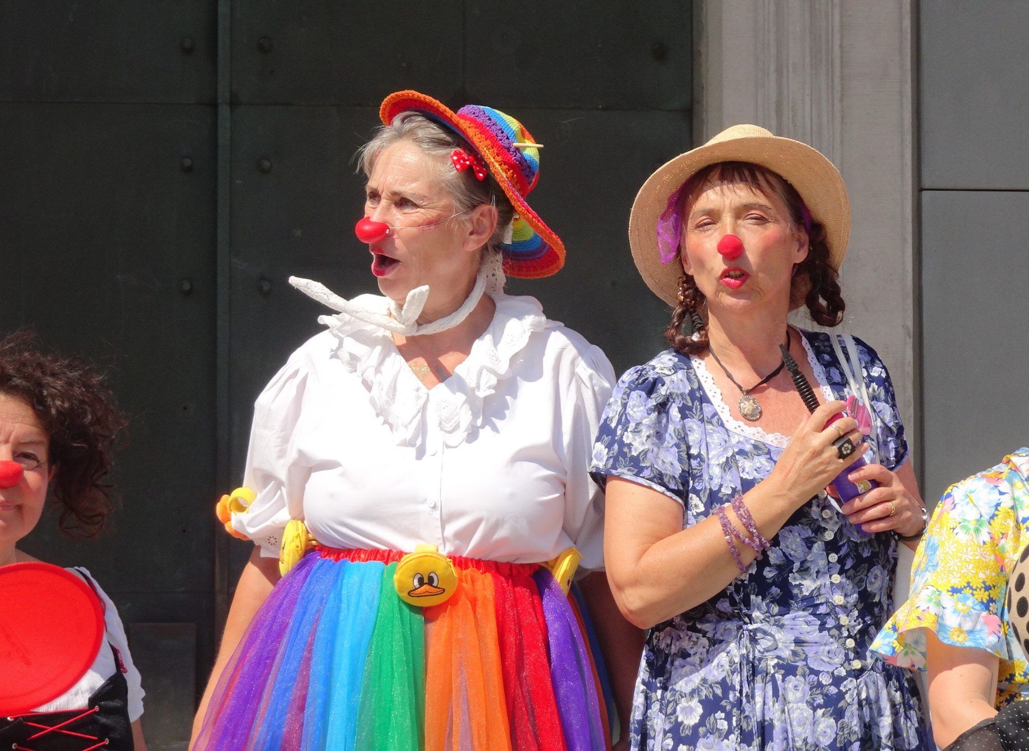 Mitten im Wochenmarkt sorgten die Clowns für überraschte Blicke.