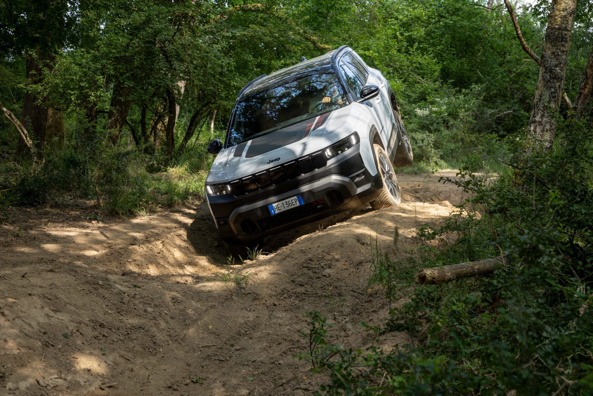 Der Jeep Compass mit vollelektrischem Allrad-Antrieb erledigt die Offroad-Ansprüche souveräner, als jede mechanische 4WD-Lösung das bisher konnte