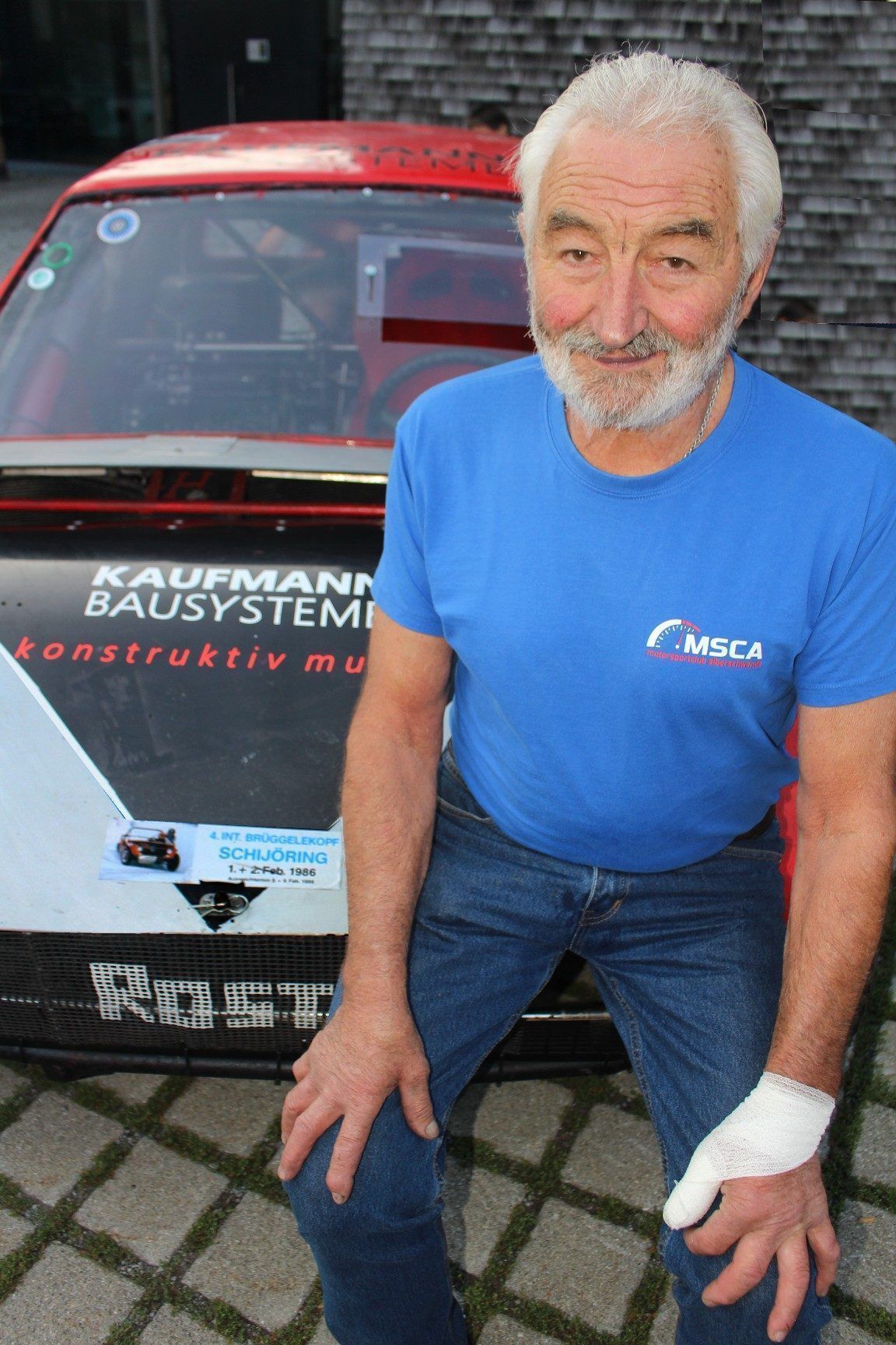 Seinen mehr als 40 Jahre alten modifizierten Polo hütet Josef Rosti Gmeiner wie seinen Augapfel. Stolz ist er u. a. auf den nostalgischen Aufkleber „4. Int. Brüggelekopf Schijöring 1986“ auf der Karosserie über dem Rosti-Schriftzug. Der Kleber überstand unzählige Rennen und auch Crashs unbeschadet.