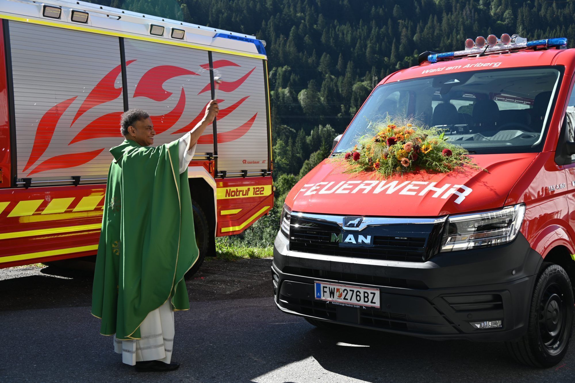 Pfarrer Jose Chelangara weihte das neue Fahrzeug.