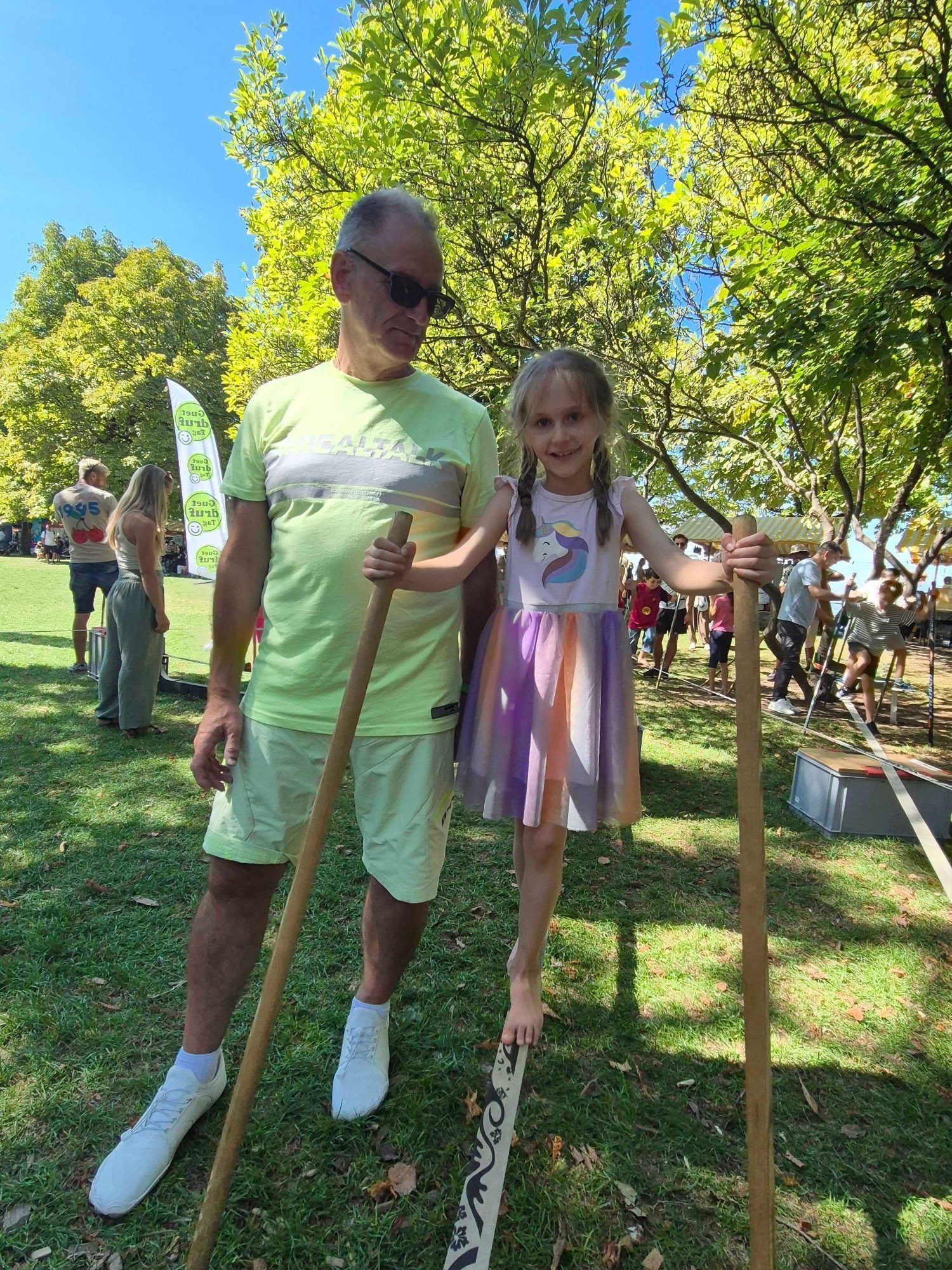 Kalea beim Kinderprogramm zum Hafenfest mit Opa Thomas
