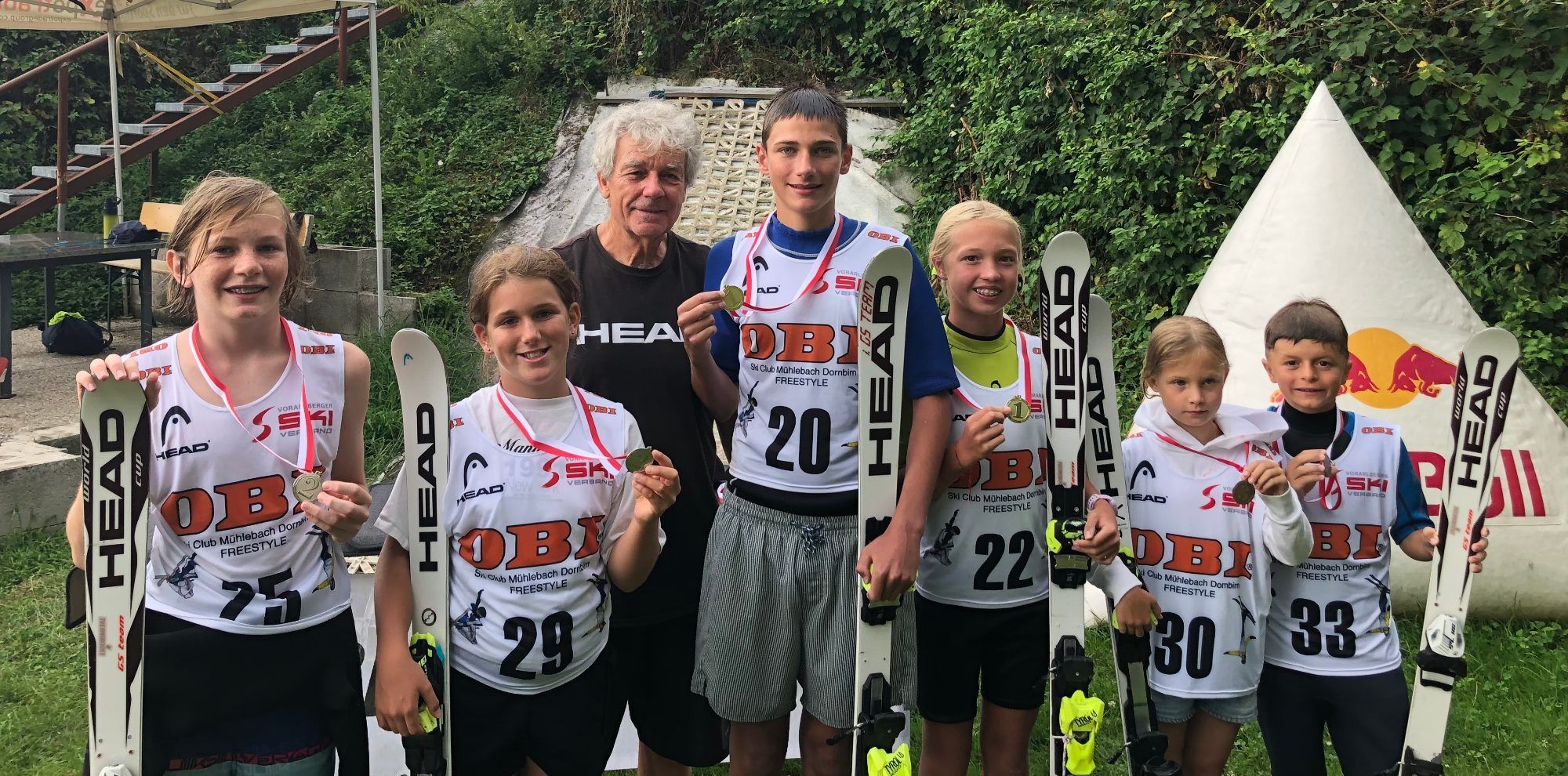 Die stolzen Sieger beim Freestyle-Camp: (v.l.) Jonas Pelikan, Juliane Liesinger, Trainer und Wettkampforganisator Hans Krojer, Aaron Auer, Lilith Gann, Johanna Mühlhäuser und Luis Rüttler.