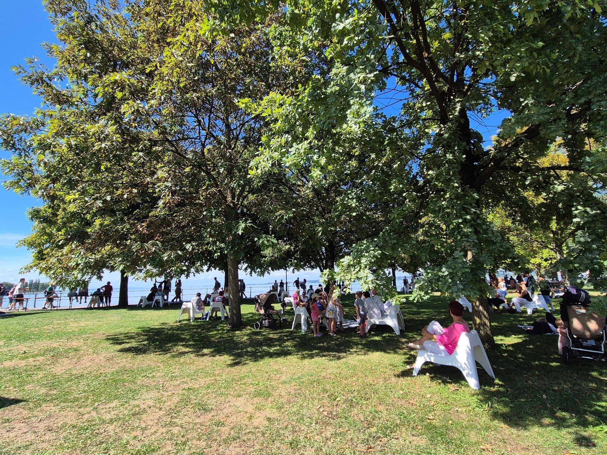 Zum Hafenfest sitzen und chillen die Besucher mit Blick auf den See