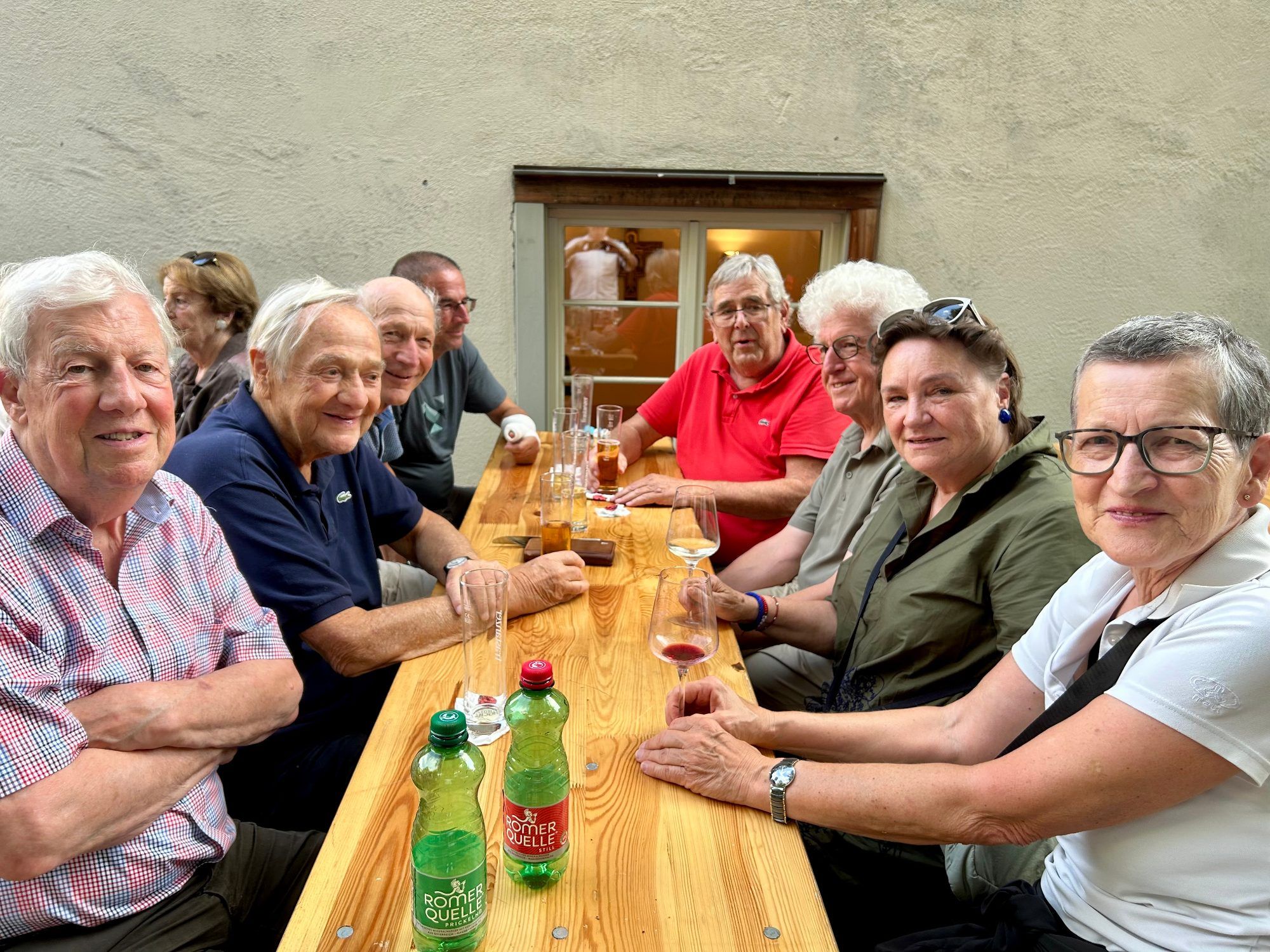 zahlreiche Gäste wie v. r: Greti Schmid, Dr. Elisabeth Pucher, RA Dr. Andreas Oberbichler, Hanssepp Schertler
