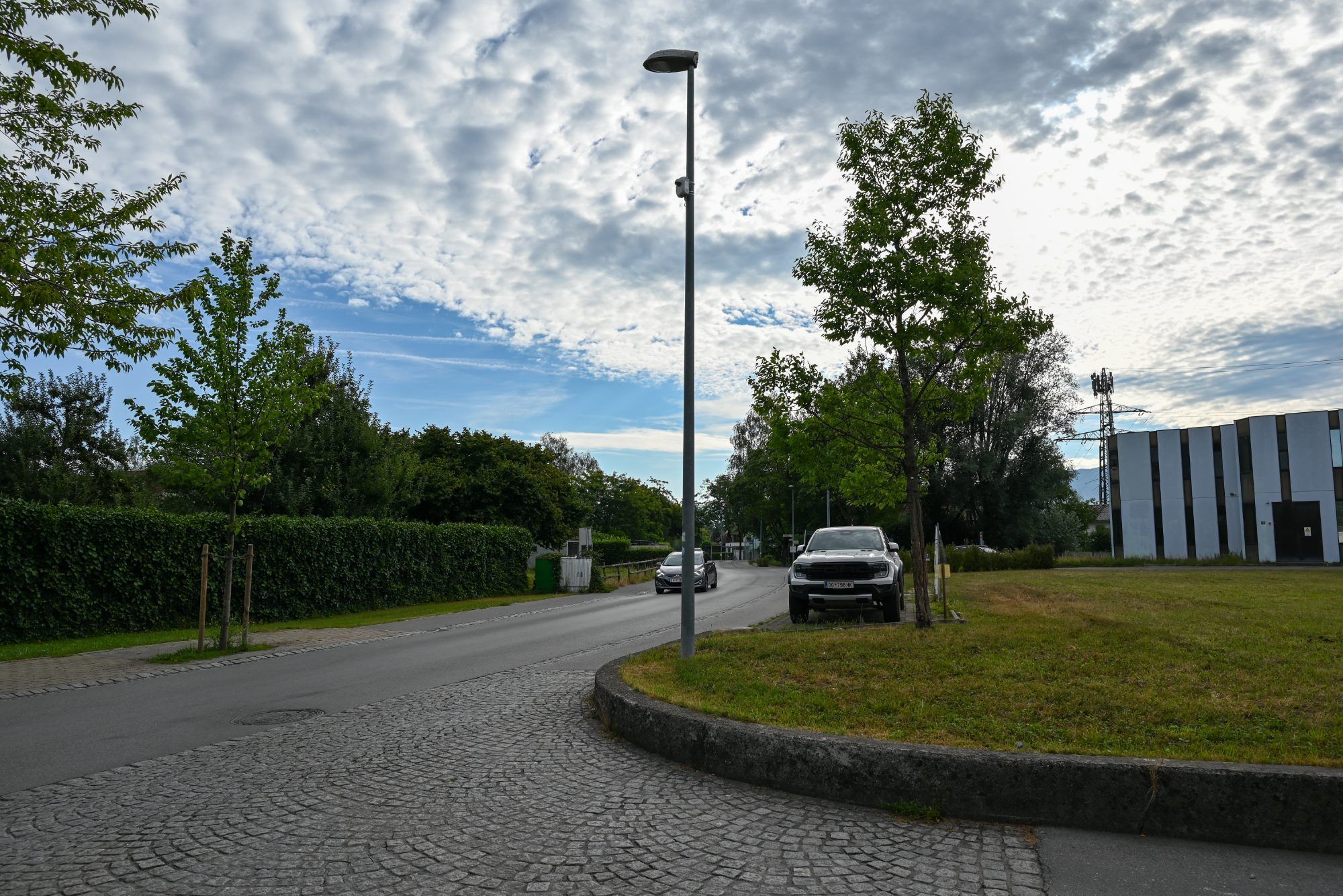 Auch an der Ecke Hofsteigstraße/Hagenmahd ist bereits die neue Kamera angebracht und zeichnet den Verkehrsfluss auf.