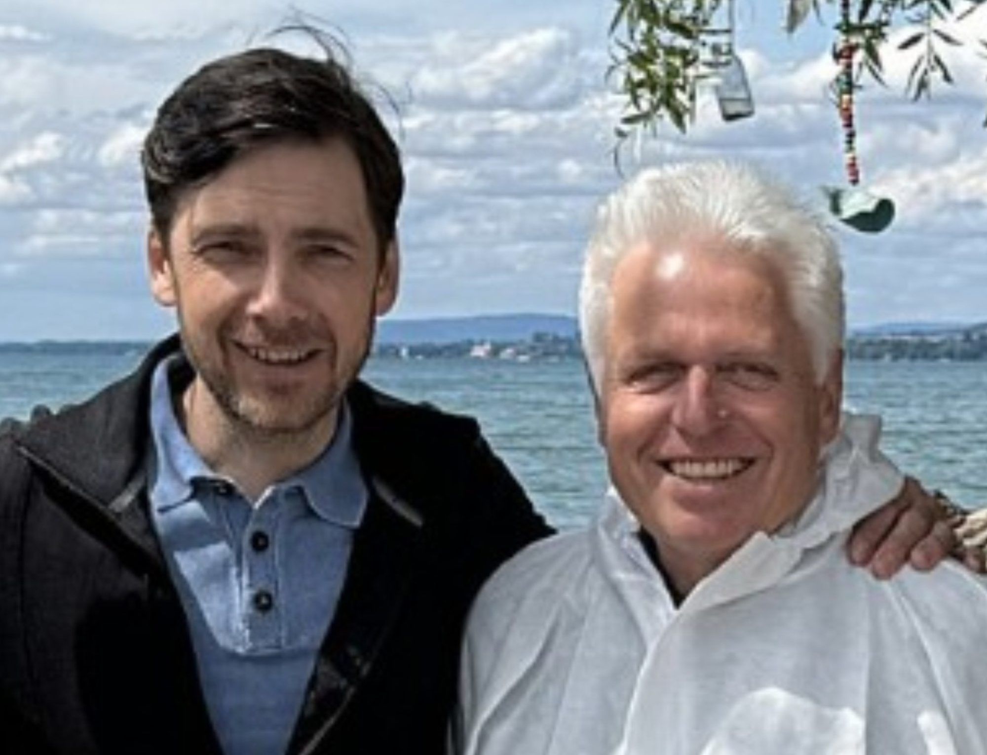 Zum Gerichtsmediziner Thomas Egger (Stefan Pohl) hat Wilfried Schneider besondere Freundschaft. „Nicht nur, weil wir beide aus dem Bregenzerwald stammen, wir haben auch am gleichen Tag Geburtstag. Vielleich hat er mich deswegen auch einmal mit ,Danke, Willi‘ angeredet, obwohl Komparsen grundsätzlich nie namentlich angesprochen werden“, schmunzelt Schneider. Graf Film