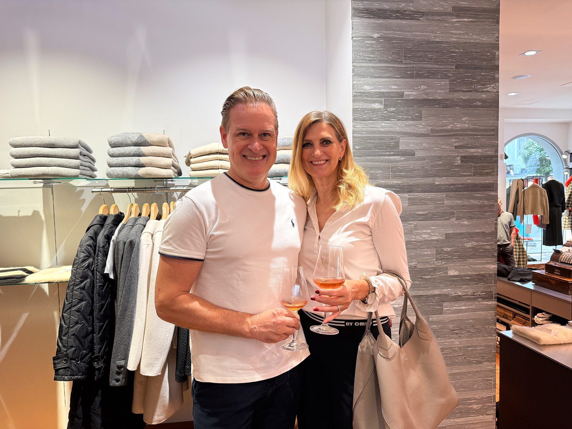 Andreas Larcher mit Anita Greber, die sich auf ihre nächste Kunstausstellung freut.