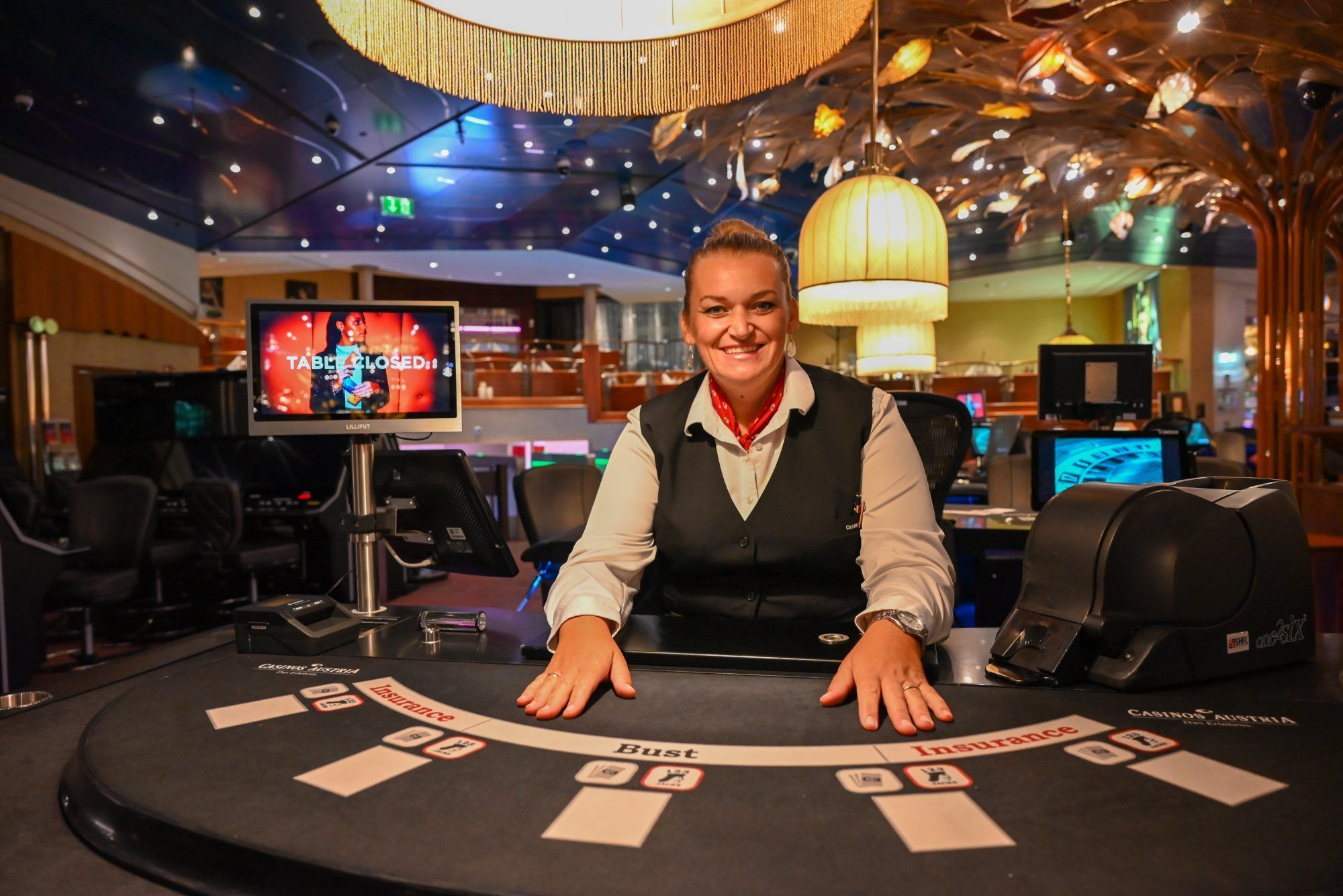 Sie liebt die Arbeit im Casino. Trotz drei kleiner Kinder arbeitet sie gerne bis spät in die Nacht hinein.