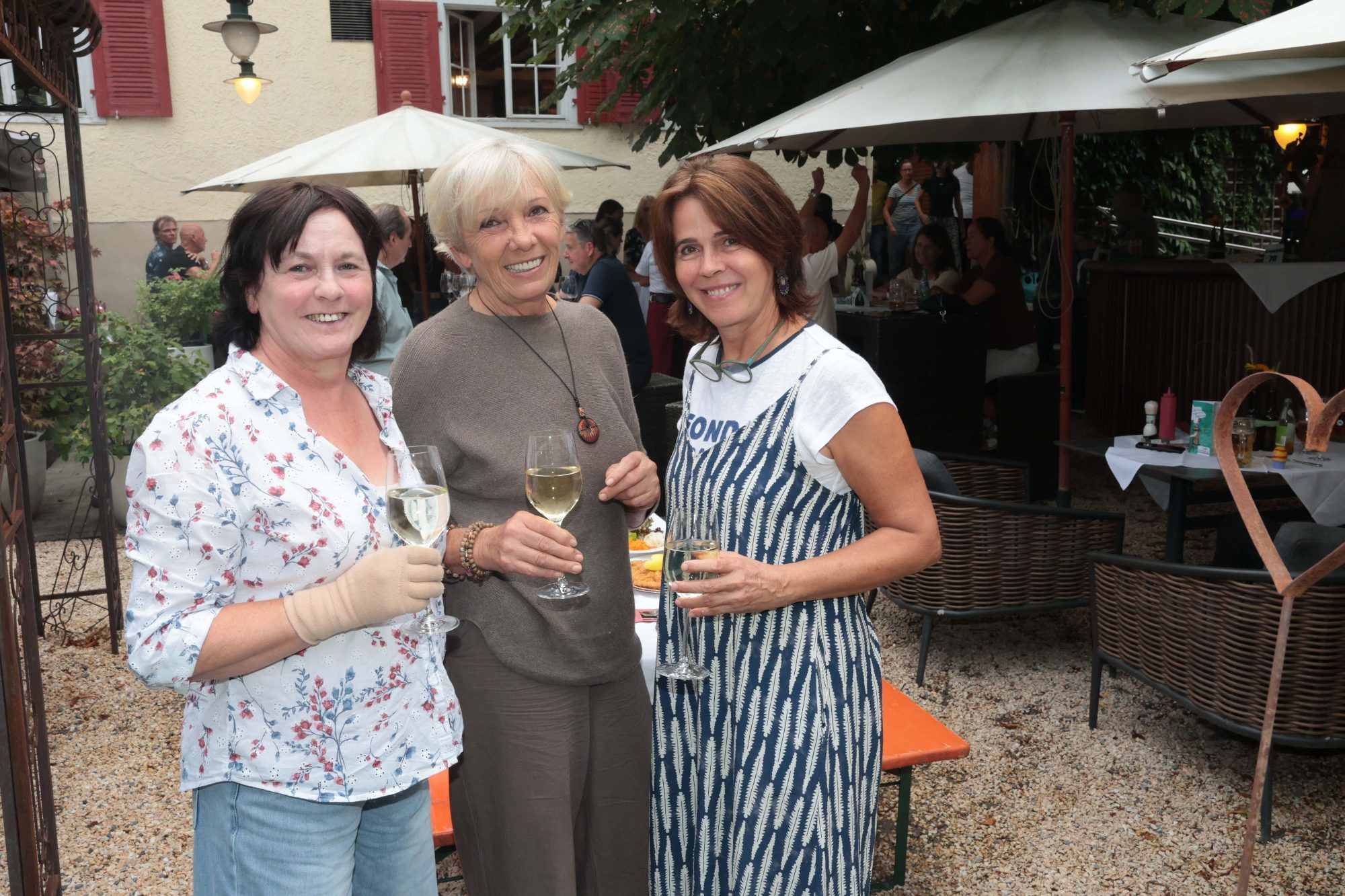 Agnes Küng, Christine Battisti und Künstlerin Maria Gabriel im
