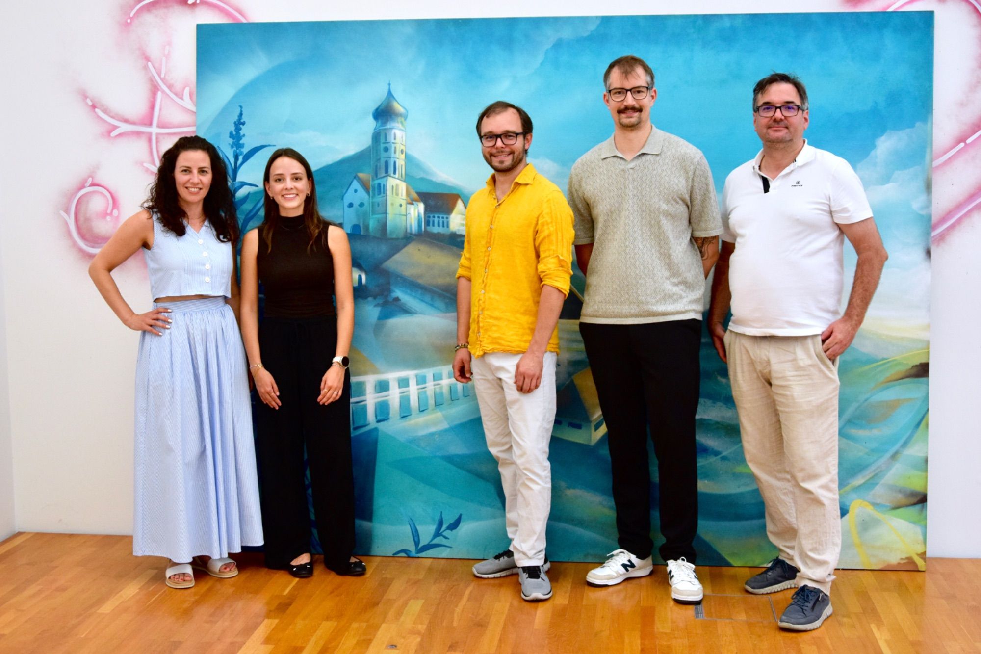 Daniela Beck (Kulturamt), Anna Fitz, Stadtrat Andreas Fritz-Wachter, Stefan Stachniß (Stadtarchiv) und Historiker Christof Thöny im Ausstellungsraum in der Remise.