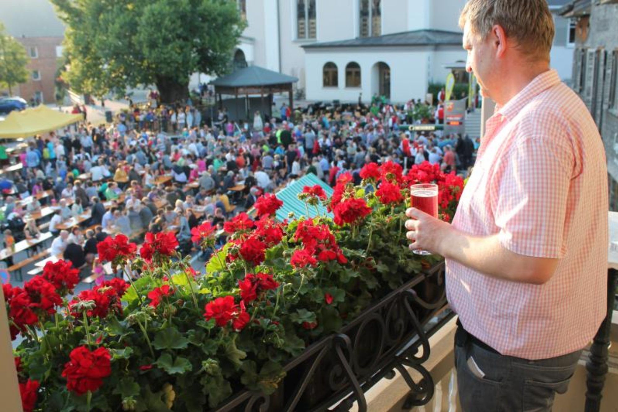 Der Käsklatsch, der mehr als 20 Jahre auf dem Dorfplatz vor der Haustüre der Taube stattfand, ehe er auf den Schulhof wechselte, war ganz maßgeblich eine