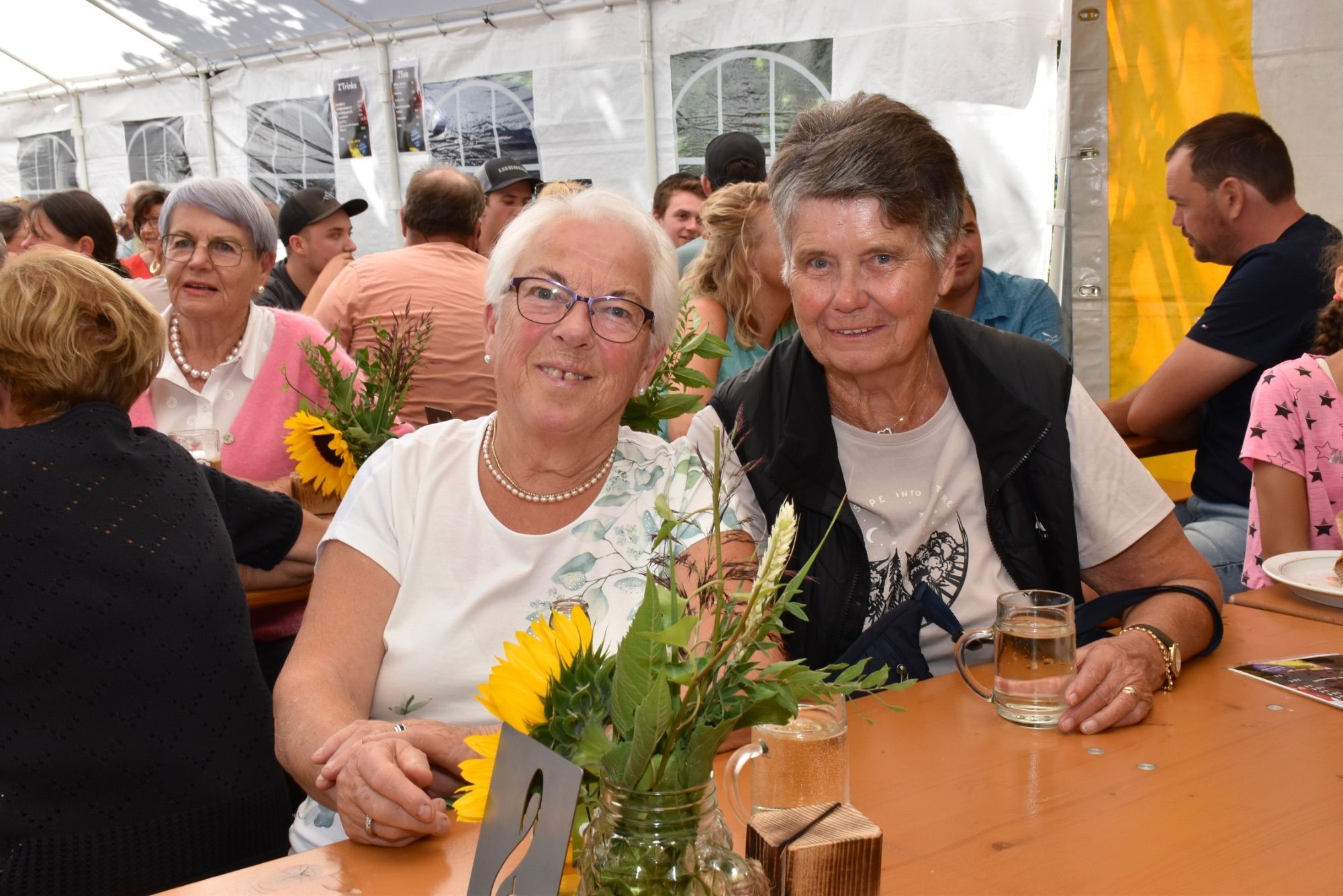 Festbesucher Erika Maier und Renate Durig.