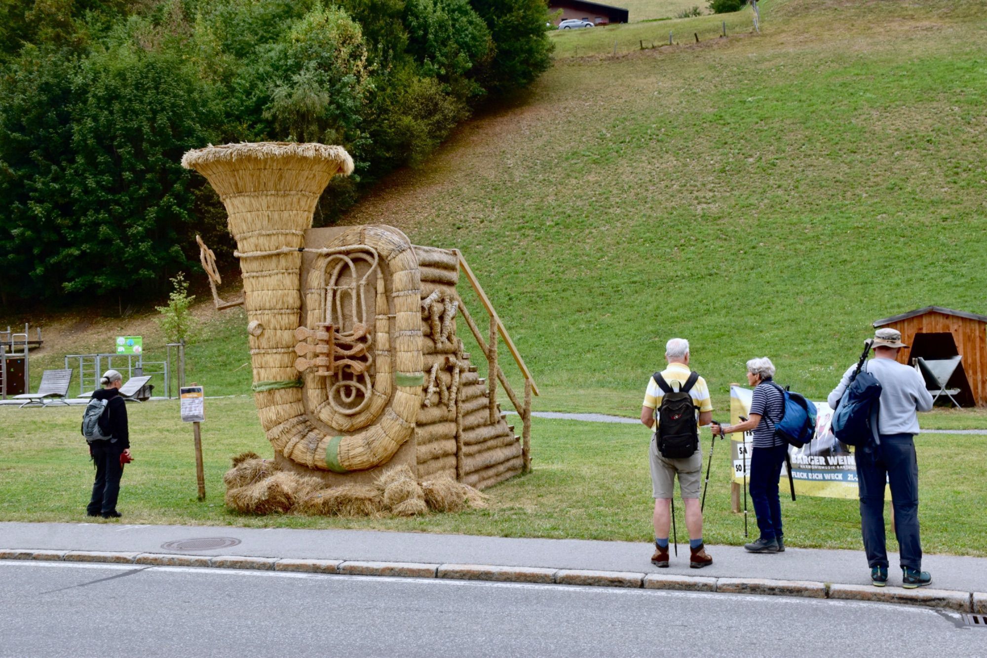 Am Bartholomäberg bestaunen zahlreiche Besucherinnen und Besucher die Stroh-Tuba aus dem Schwarzwald. Die Stroh-Tuba ist ein Andenken an das 100-Jahr-Jubiläum der Bürgermusik Gaschurn-Partenen in diesem Jahr.