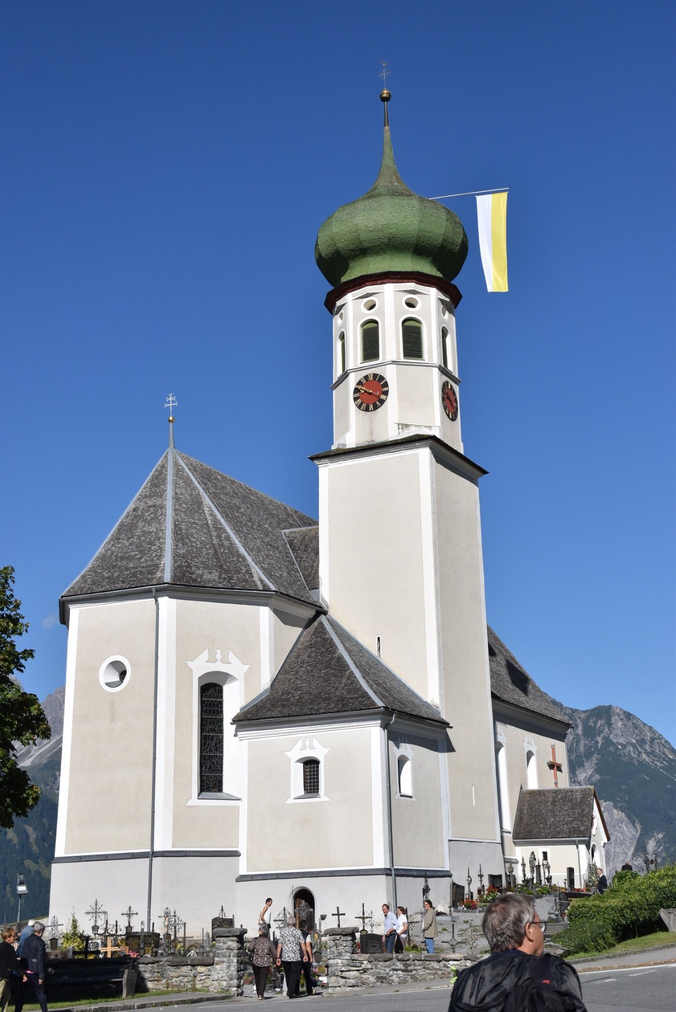 Zur Feier des Tages wurde am Turm der Pfarrkirche Bartholomäberg die Kirchenfahne gehisst.