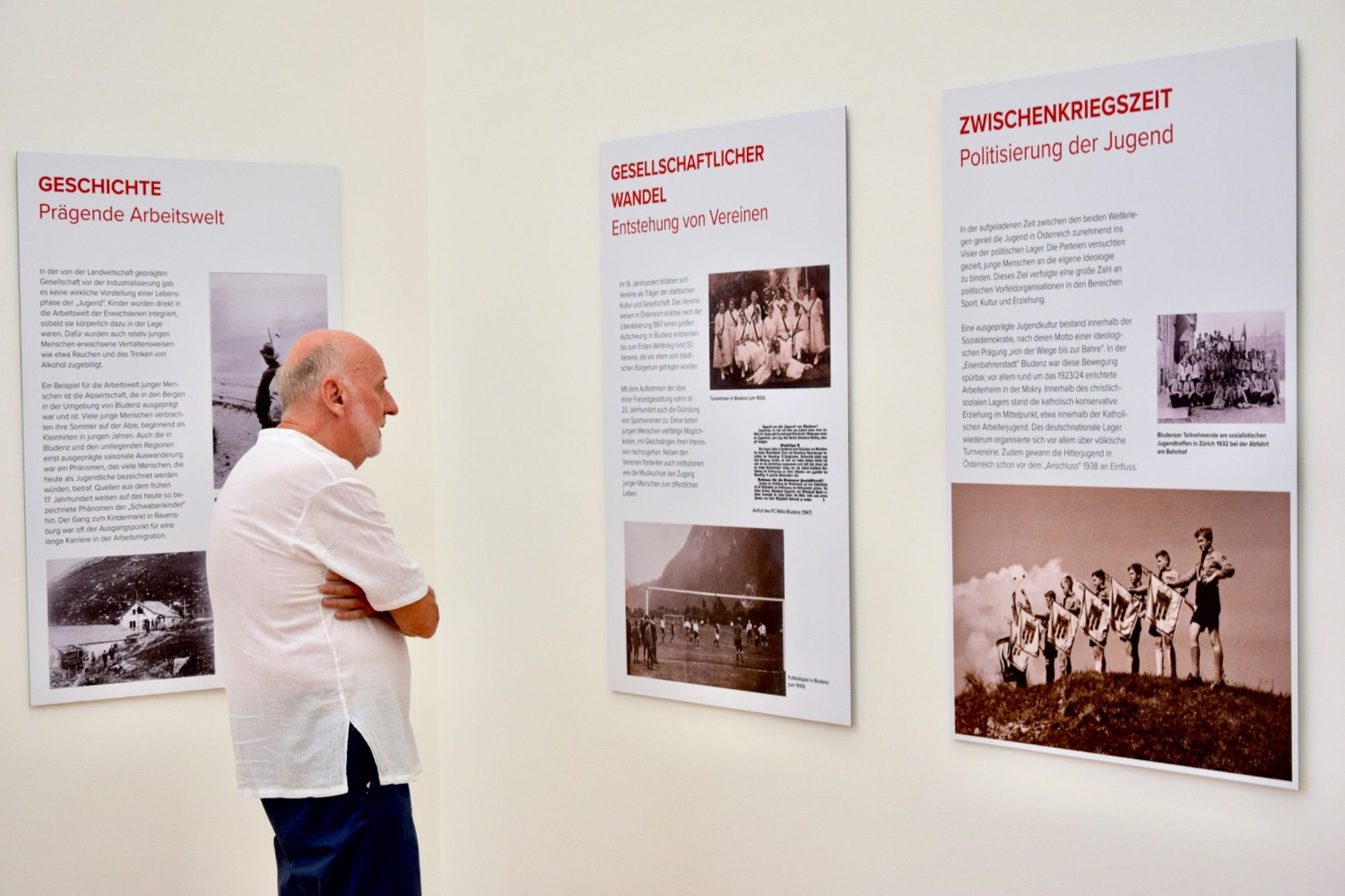 Roland Fenkart in der Ausstellung in der Remise.