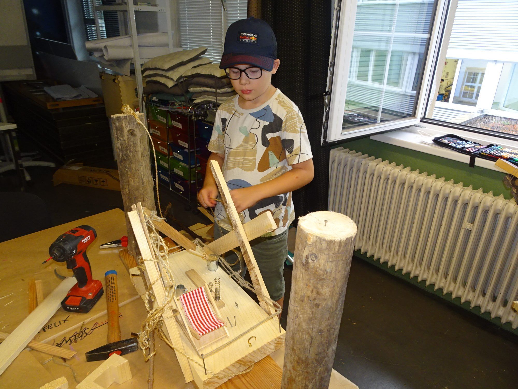 Neun Kinder, neun Modelle: Beim Workshop gleicht kein Baumhaus dem anderen.