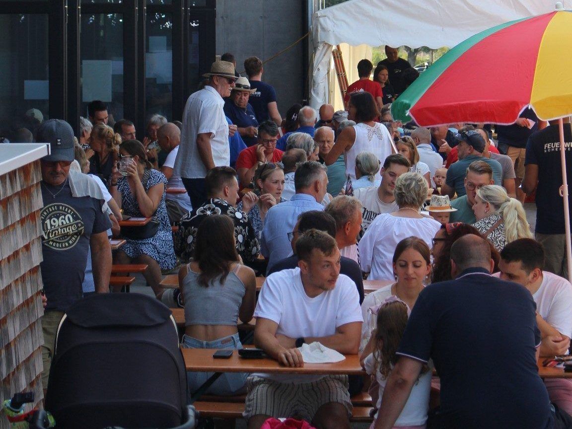 Fröhliche Feststimmung im und vor dem Feuerwehr-Gerätehaus.
