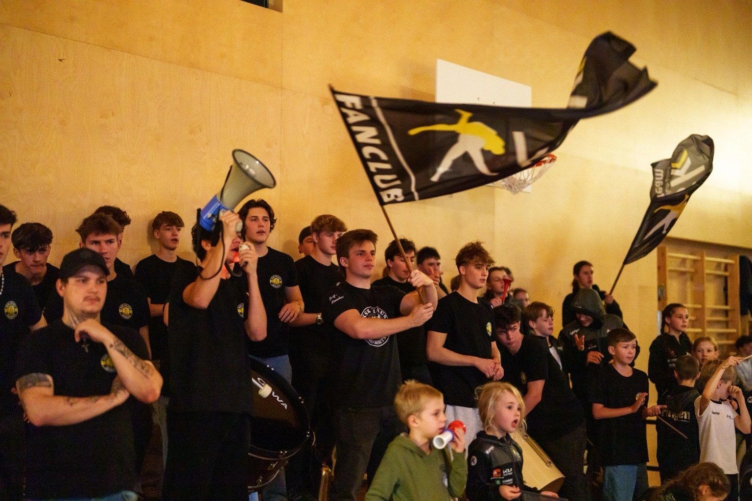 Der Klauser Fanklub Hornets sorgt für beste Stimmung.