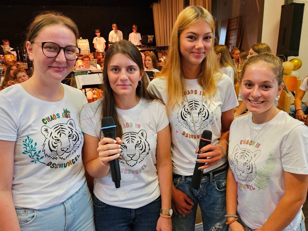 Mit heiteren Moderationen stimmten die jungen Musikanten das Publikum auf die einzelnen Programmstücke ein.
