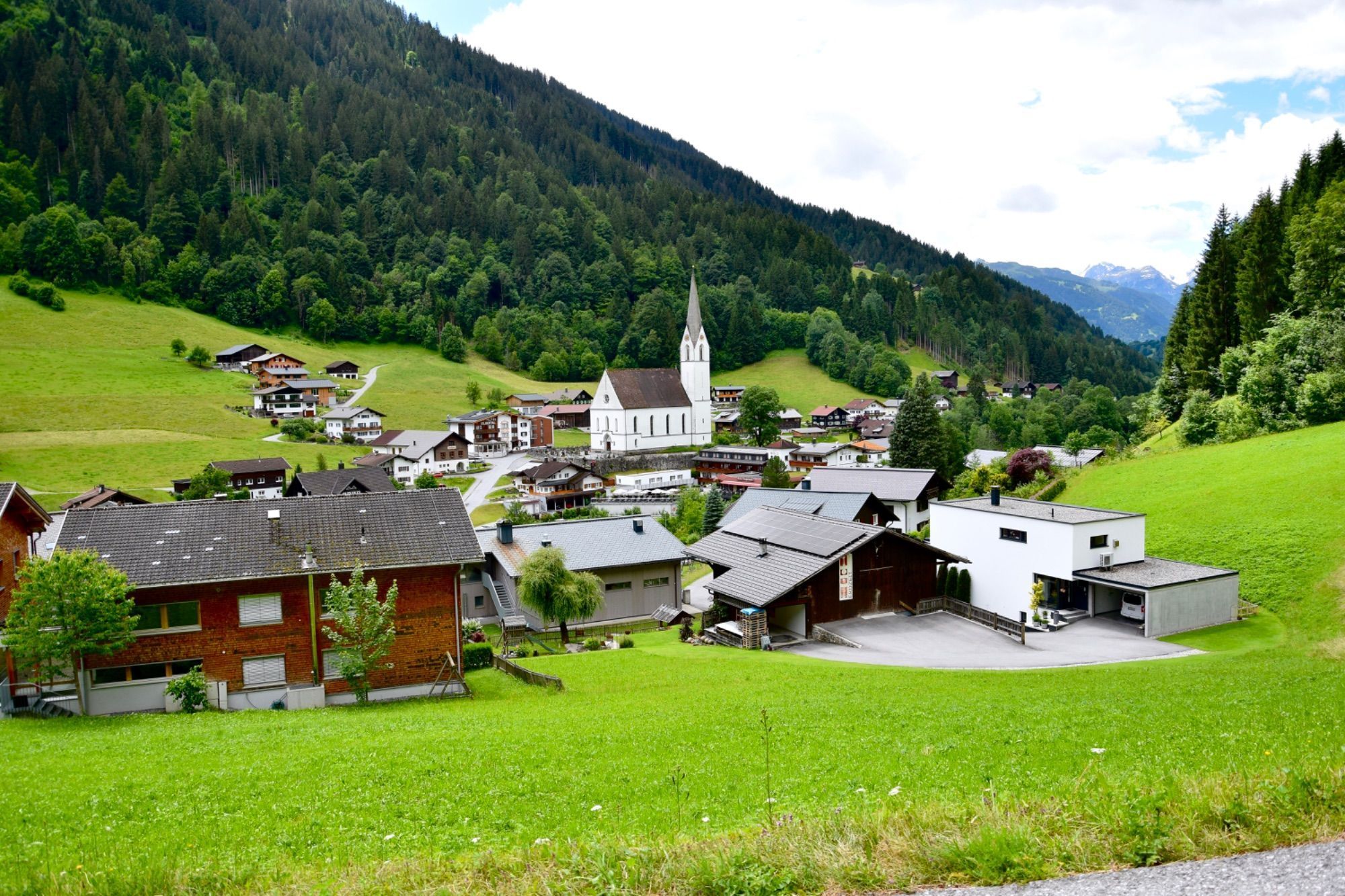 Außenaufnahmen der Pfarrkirche Silbertal (Juni 2026), Orgelpfeifen der Silbertaler Orgel während der Restaurierung in der Silbertaler Kirche (Juni 2026), .