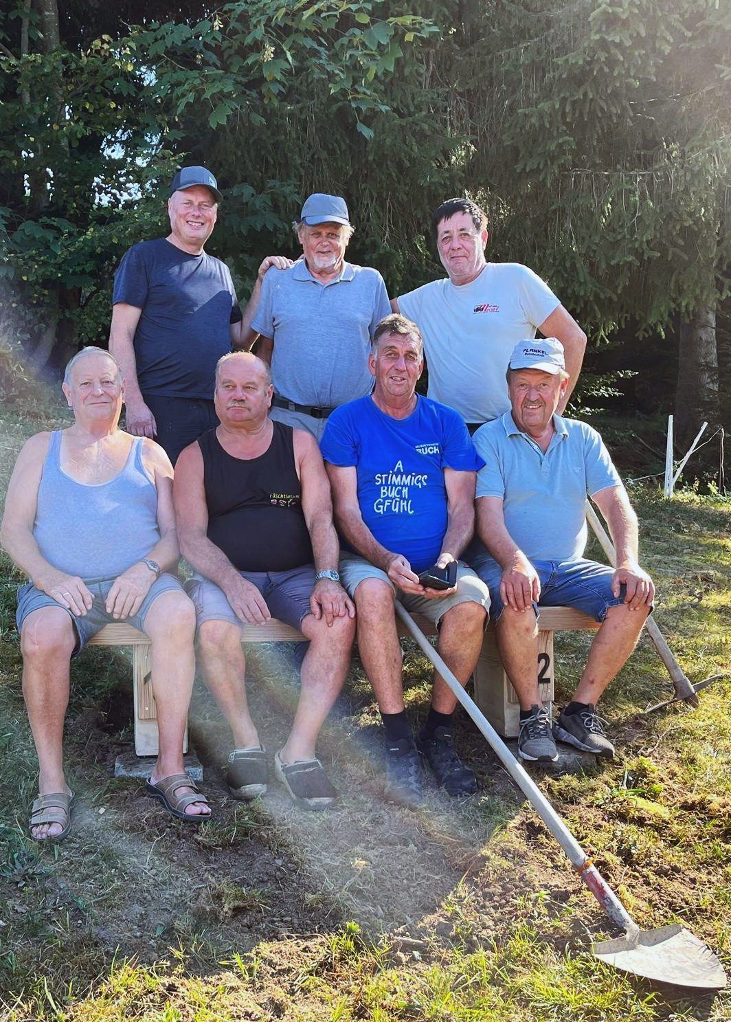 Engagiertes Team: Trotz tropischer Hitze konnte der Aufbau des neuen Kreuzes am Schneiderkopf sowie der Sitzbank am Wanderweg planmäßig umgesetzt werden.
