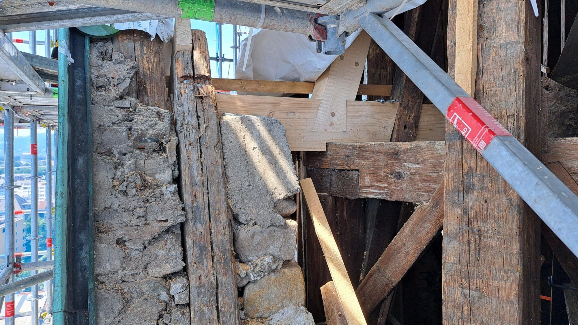 Auch die Holzkonstruktion des Kirchturmdachs wurde im Zuge der Sanierung erneuert.
