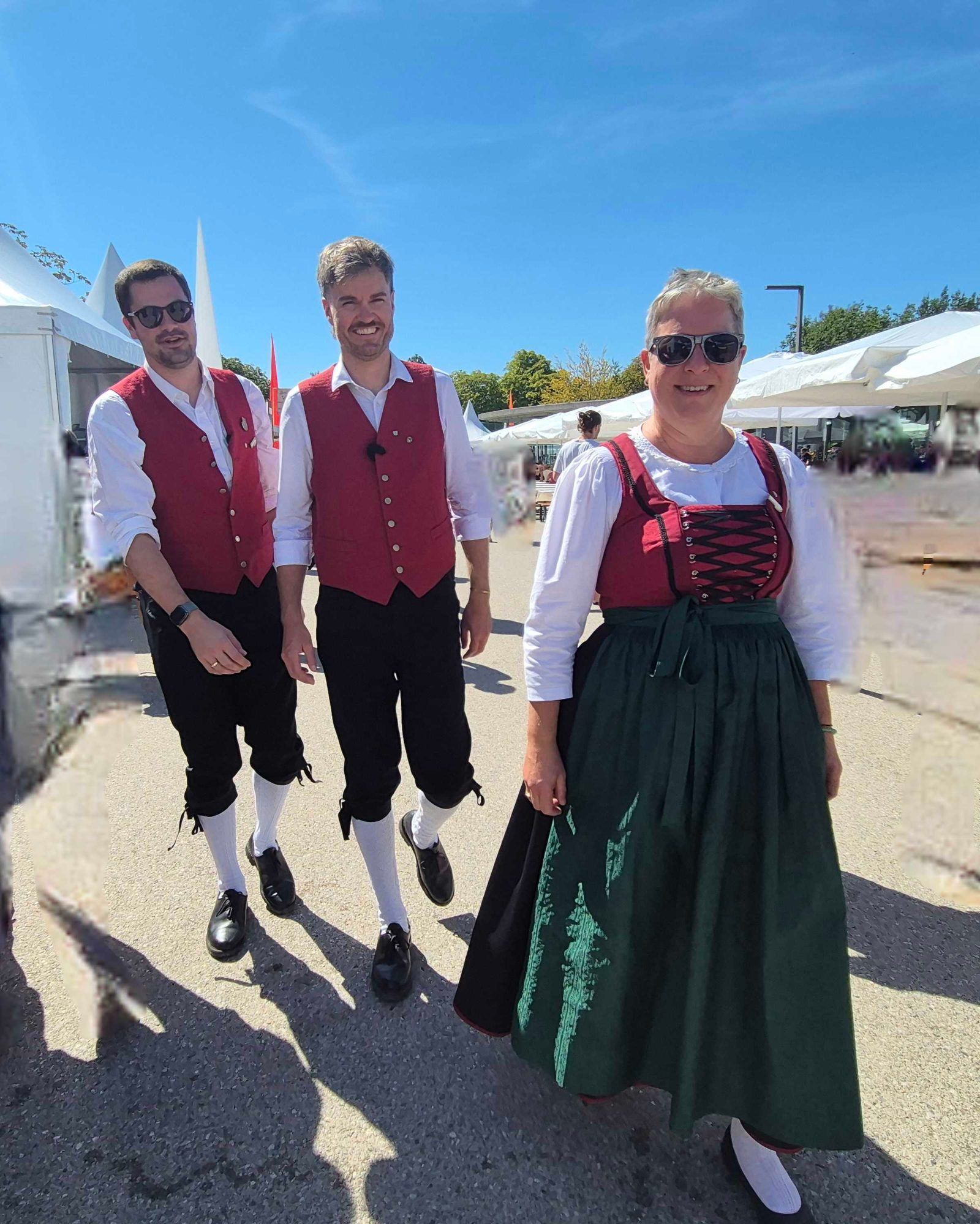 Renate, Fabian und Matthias von der Stadtmusik Bregenz beim Schlendern über die Hafenpromenade