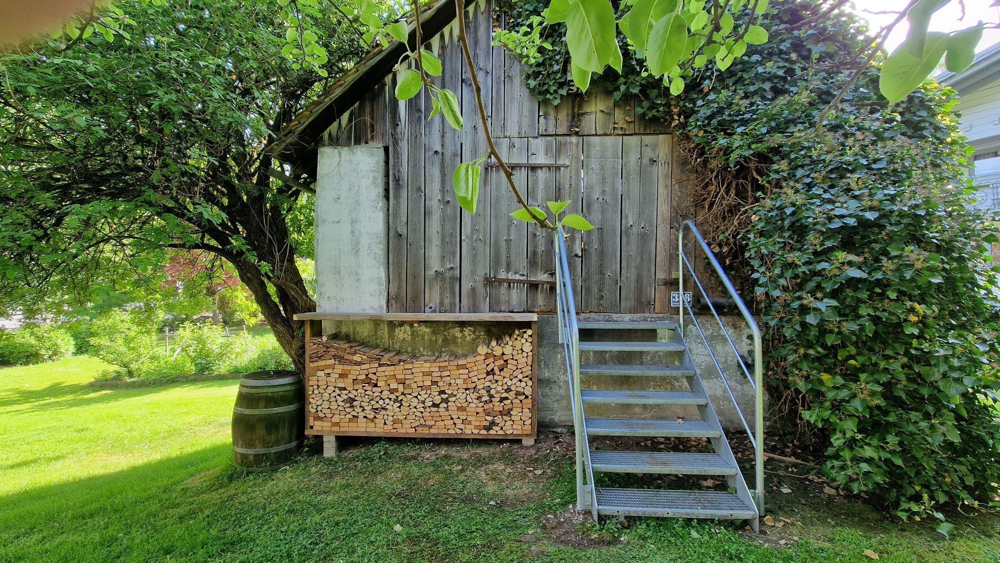Das Atelier im Garten der Zementwerkstraße 17. Der Weg zum offenen Atelier führt aber über das angrenzende Betriebsgebiet. Foto: Markus Khüny