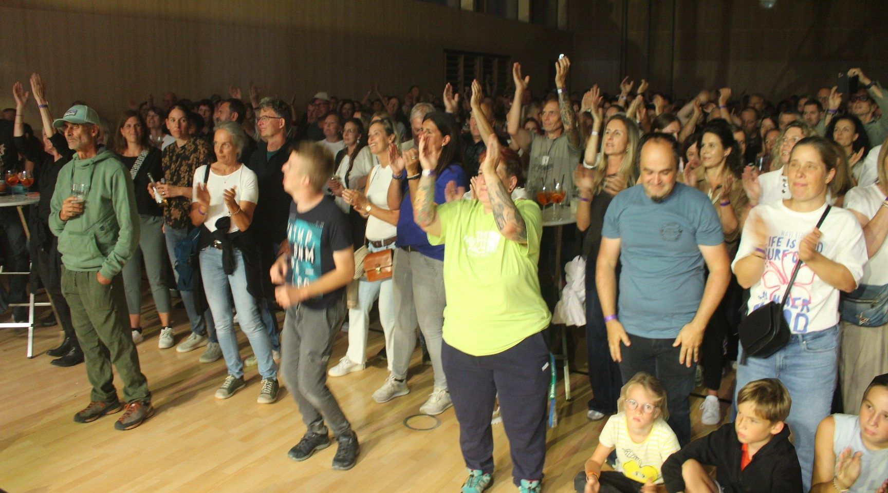 Die jüngsten Fans fanden – rechts unten – sogar Sitzplätze in der ersten Reihe.