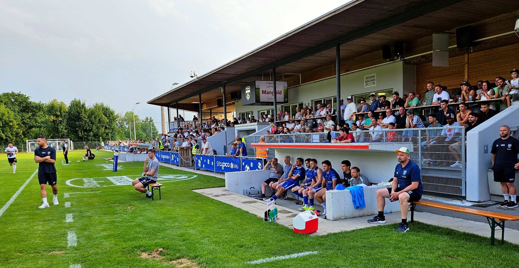 Ein volles Haus und beste Fußballstimmung: Vor über 700 begeisterten Zuschauern unterlag der SV typico Lochau im Auftaktspiel der Regionalliga West gegen den VfB Hohenems trotz Unterzahl knapp mit 2:3 (1:1) Toren. 