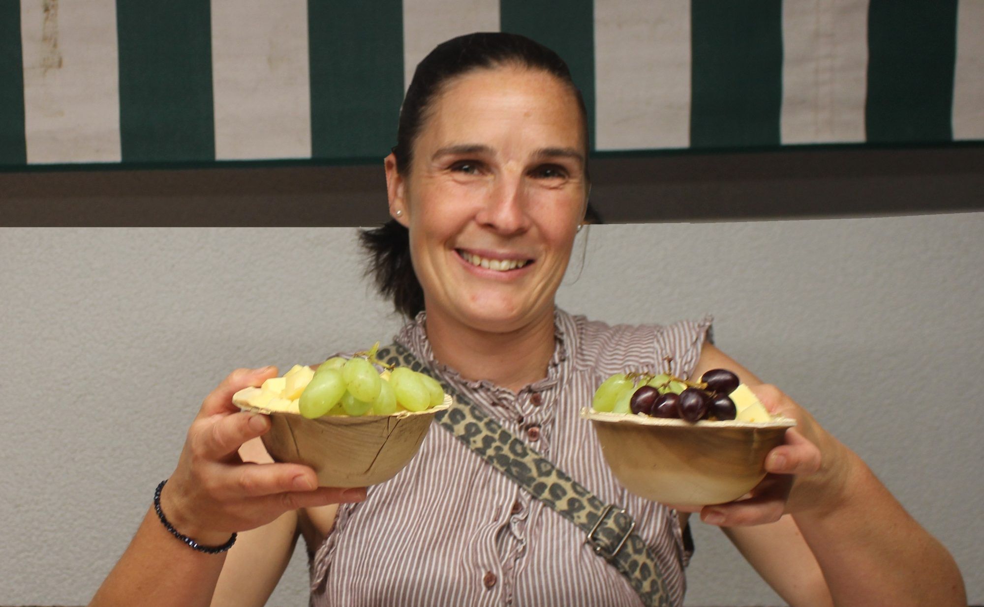 Kostproben von der Alpe Obere Auenfeld, wo Simon Fechtig und Sonja Keller seit dem 10. Juni 40 Melkkühe, sieben Gaißen, neun Schweine und ein paar Hennen „betreuen“ und rund 5.000 Kilo feinsten Alpkäse sennen, waren bei den Gästen sehr gefragt.