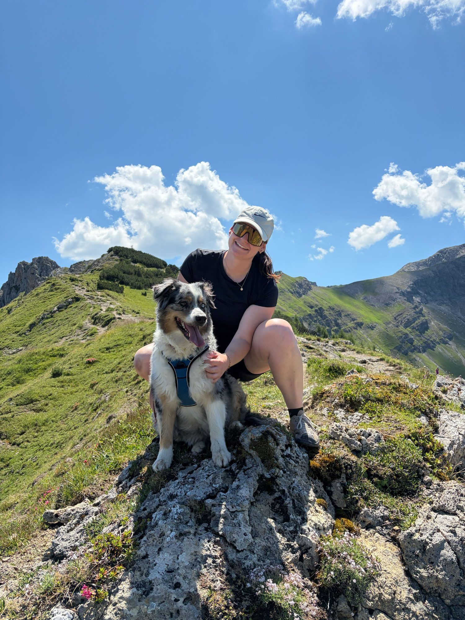Jana geht gern mit ihrer Hündin, Luna in die Berge.