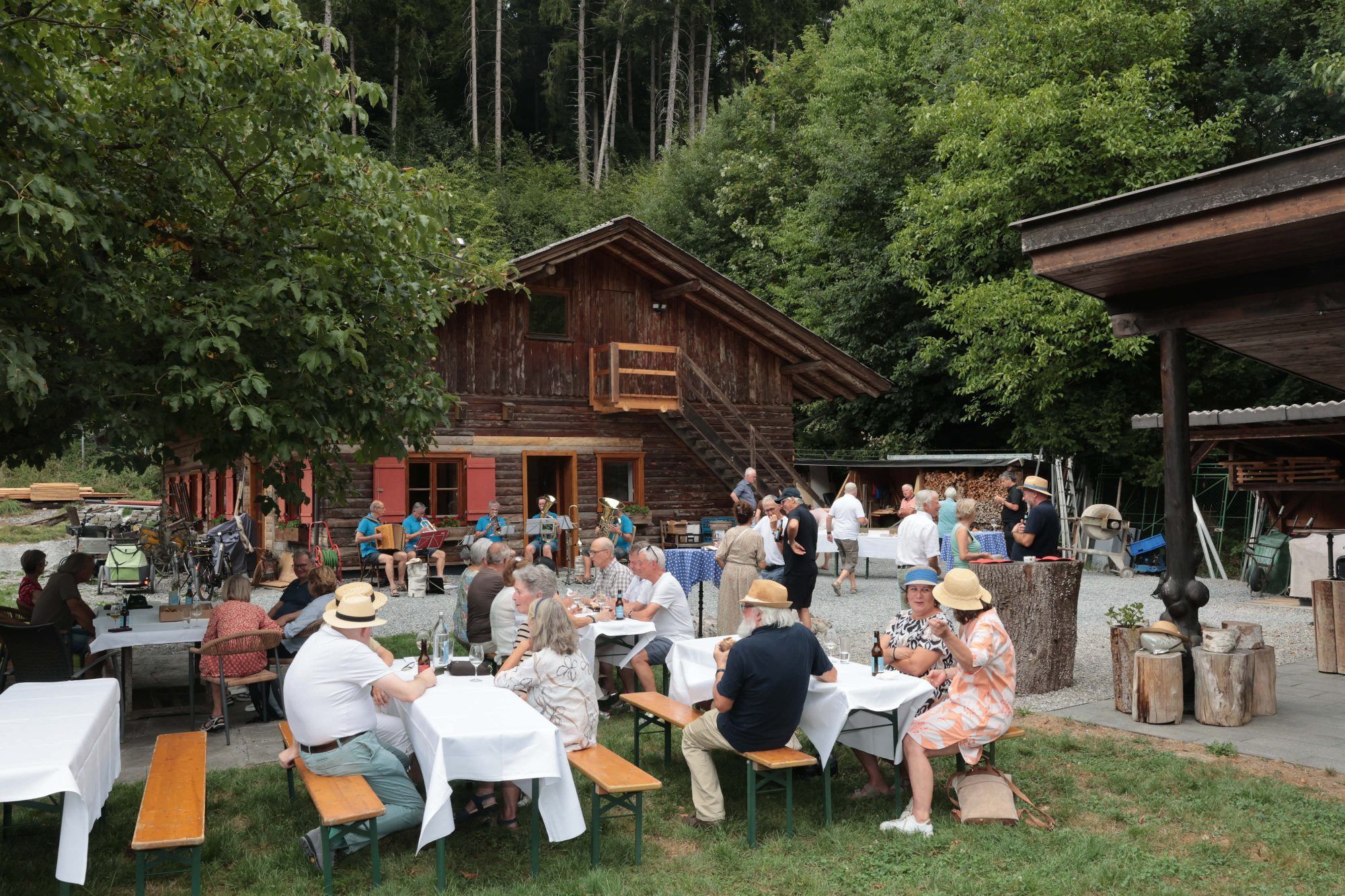 Gemütlicher Ausklang bei Weihe von Franz Klammsteiner.