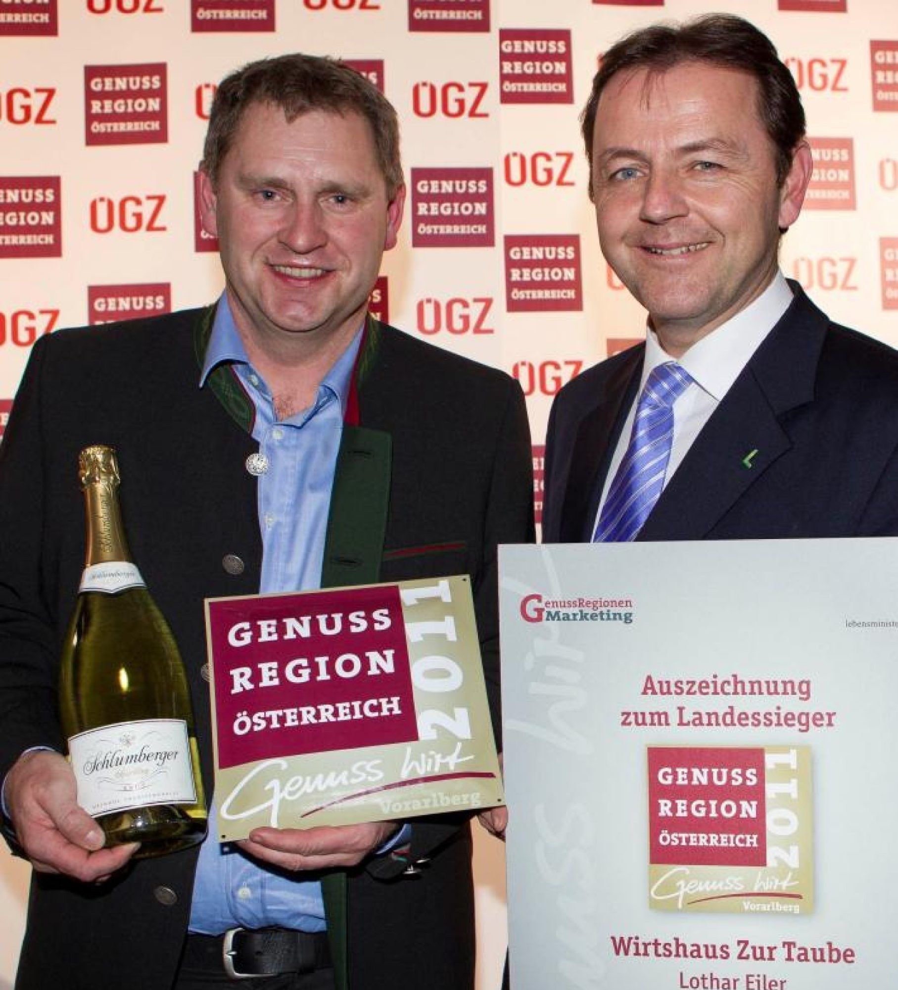 Landwirtschaftsminister Niki Berlakovich zeichnete 2010 den Alberschwender „Taube-Wirt“ Lothar Eiler als Genuss-Wirt des Jahres aus.