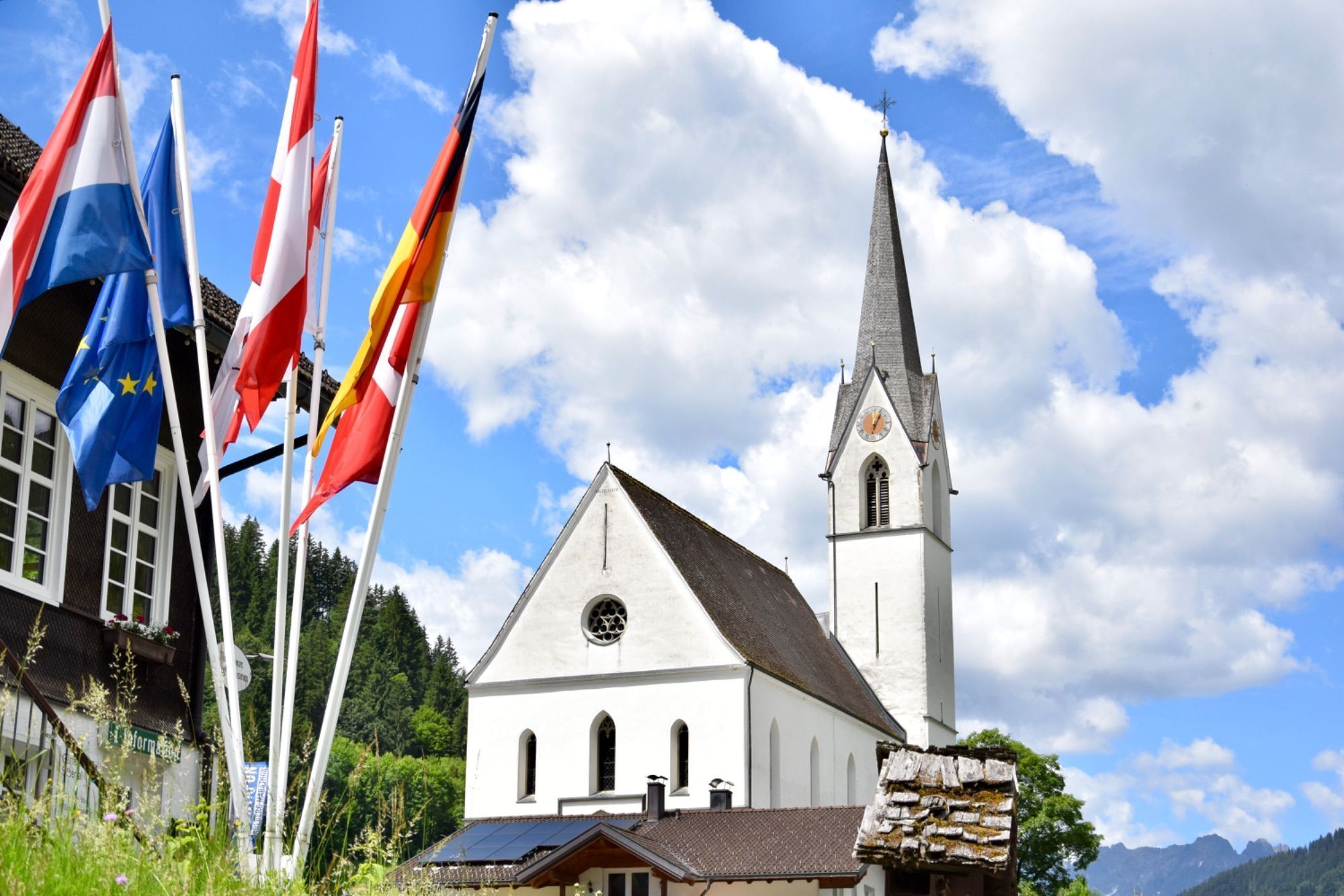 Außenaufnahmen der Pfarrkirche Silbertal (Juni 2026), Orgelpfeifen der Silbertaler Orgel während der Restaurierung in der Silbertaler Kirche (Juni 2026), .