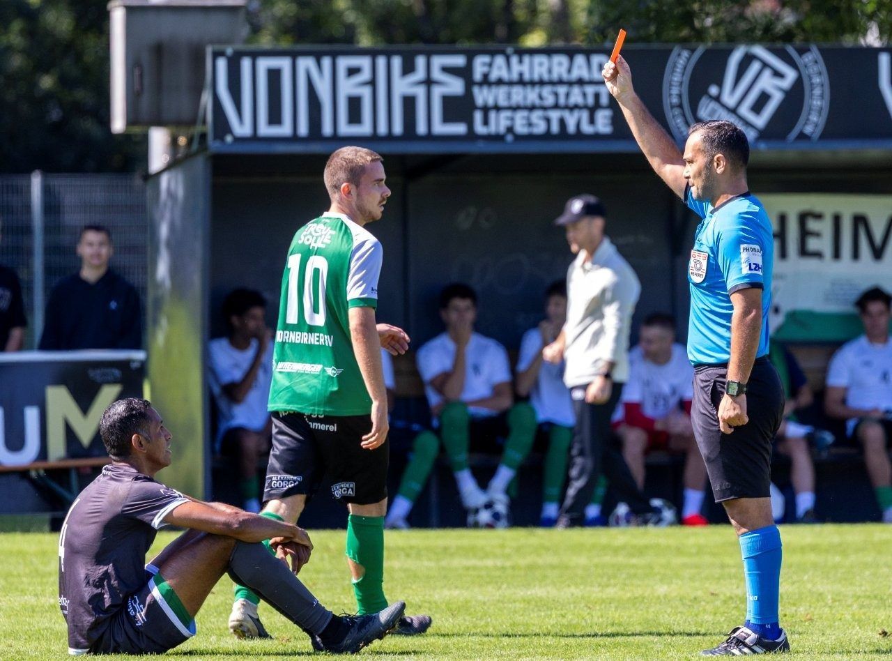 Rote Karte für Rotenberg Spieler Gilnei de Mesquita. VN-PAULITSCH