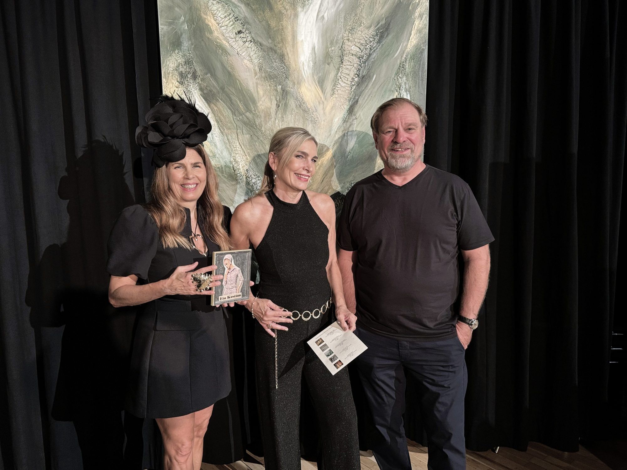 Angela Sauter und Andrea Sinn mit Stadtrat und TIK Obmann Valentin Sottopietra bei der Ausstellungseröffnung.